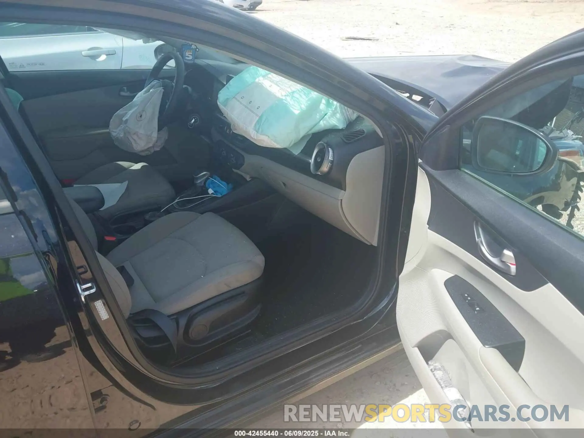 5 Photograph of a damaged car 3KPF24AD4LE175702 KIA FORTE 2020