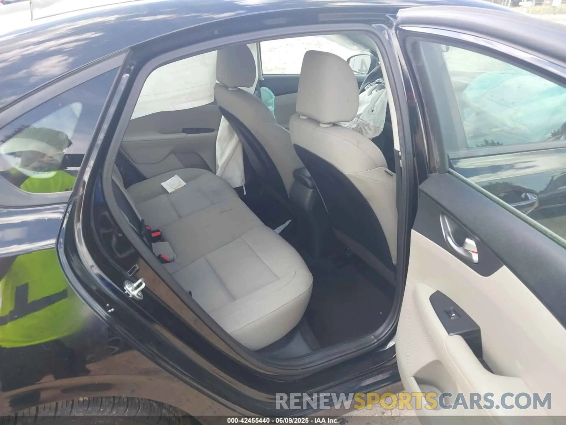 8 Photograph of a damaged car 3KPF24AD4LE175702 KIA FORTE 2020