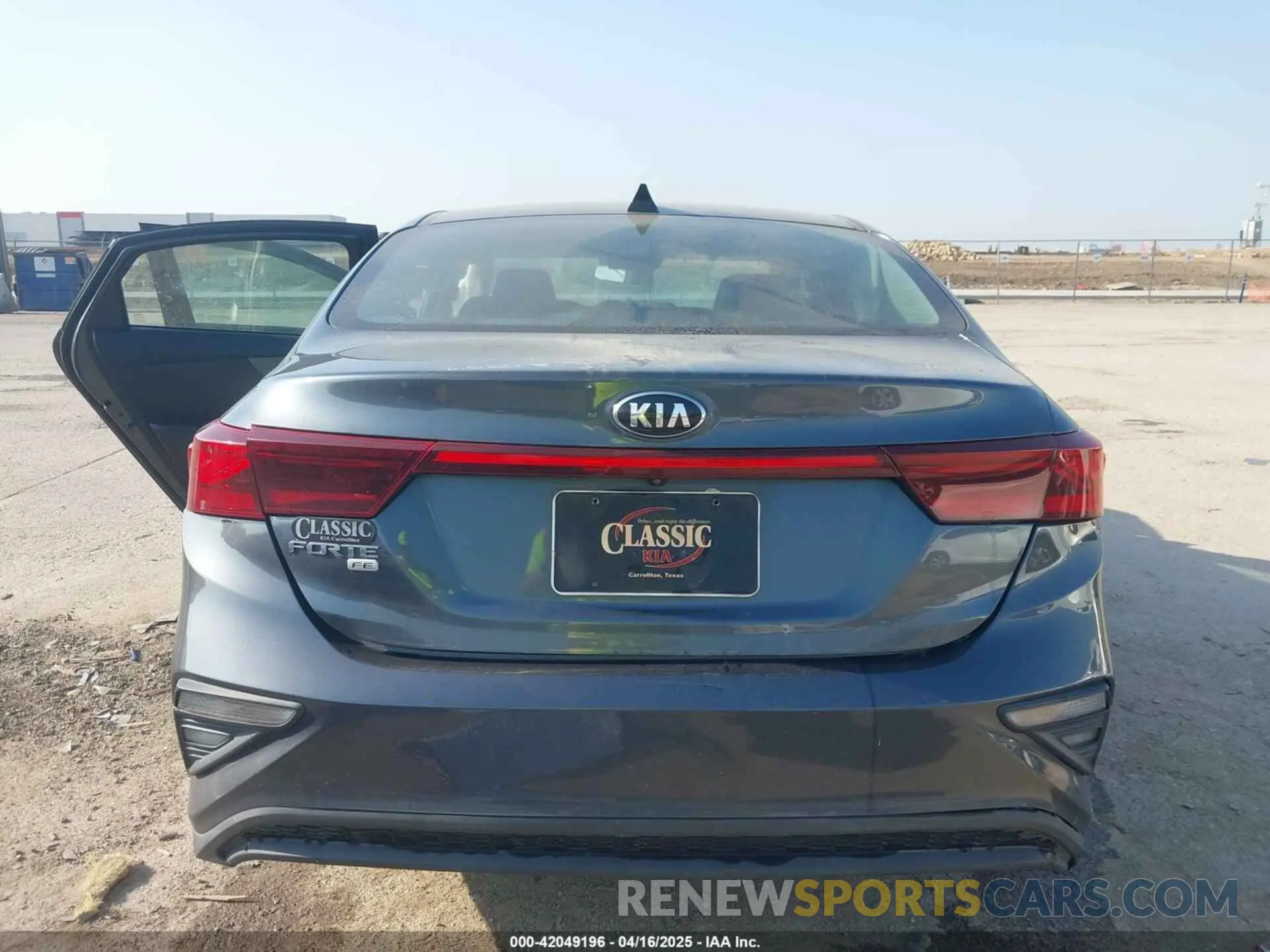 17 Photograph of a damaged car 3KPF24AD4LE205670 KIA FORTE 2020