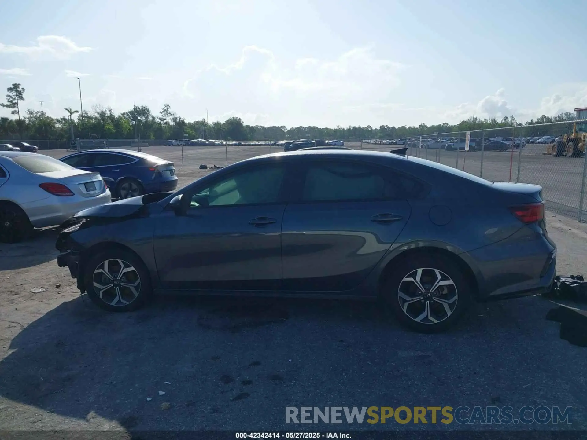 14 Photograph of a damaged car 3KPF24AD4LE234148 KIA FORTE 2020