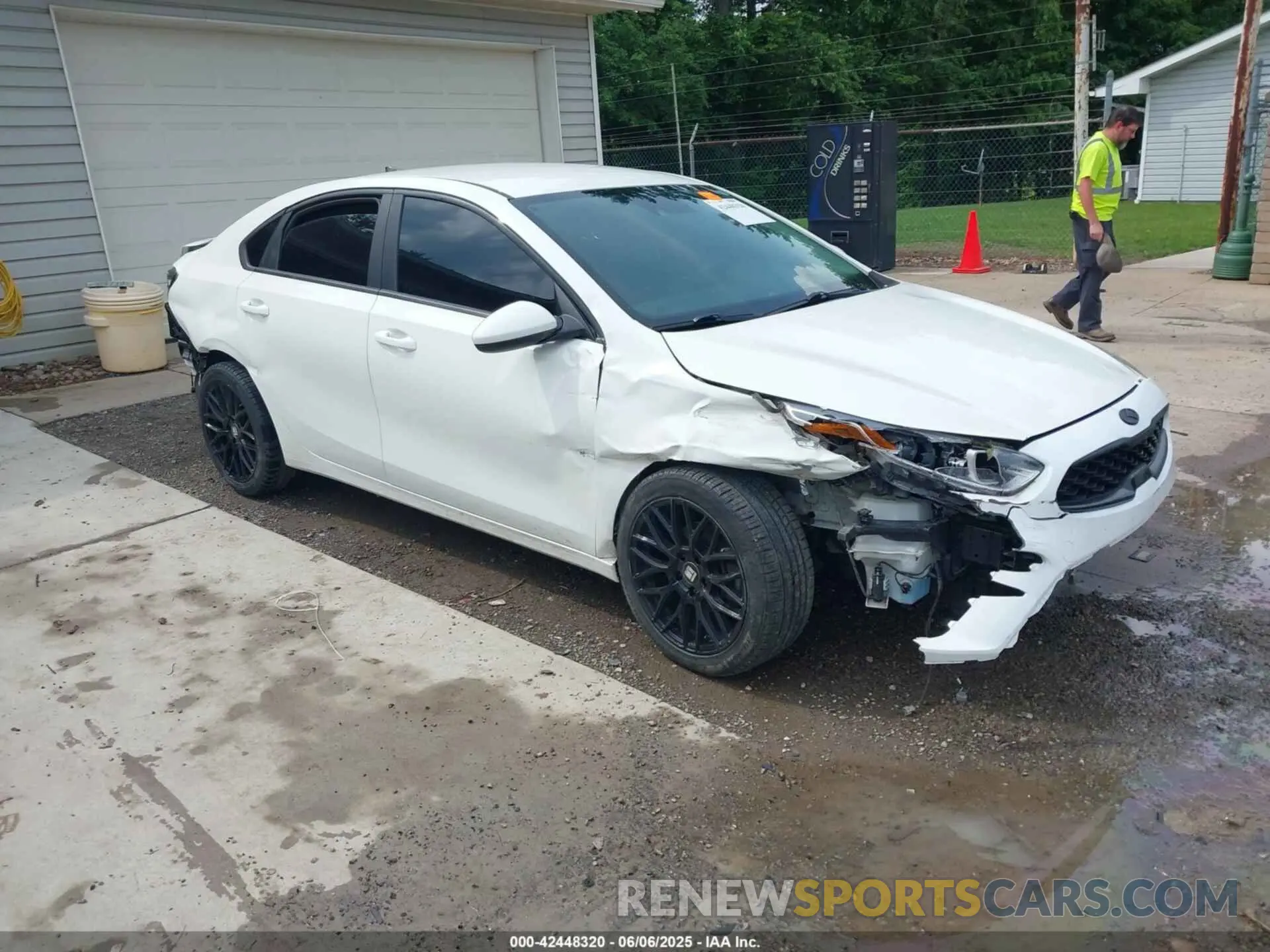 1 Photograph of a damaged car 3KPF24AD4LE260944 KIA FORTE 2020