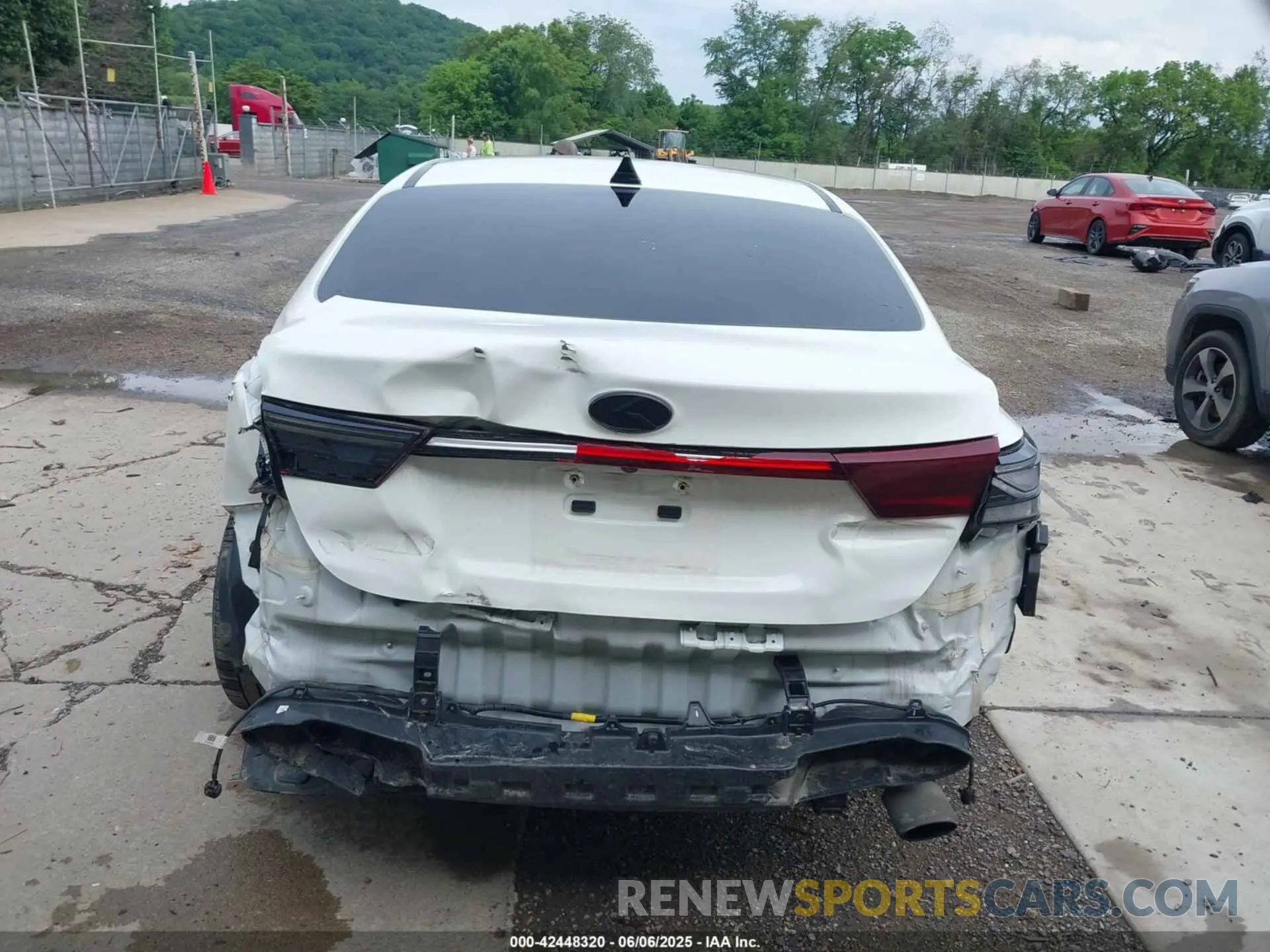 16 Photograph of a damaged car 3KPF24AD4LE260944 KIA FORTE 2020