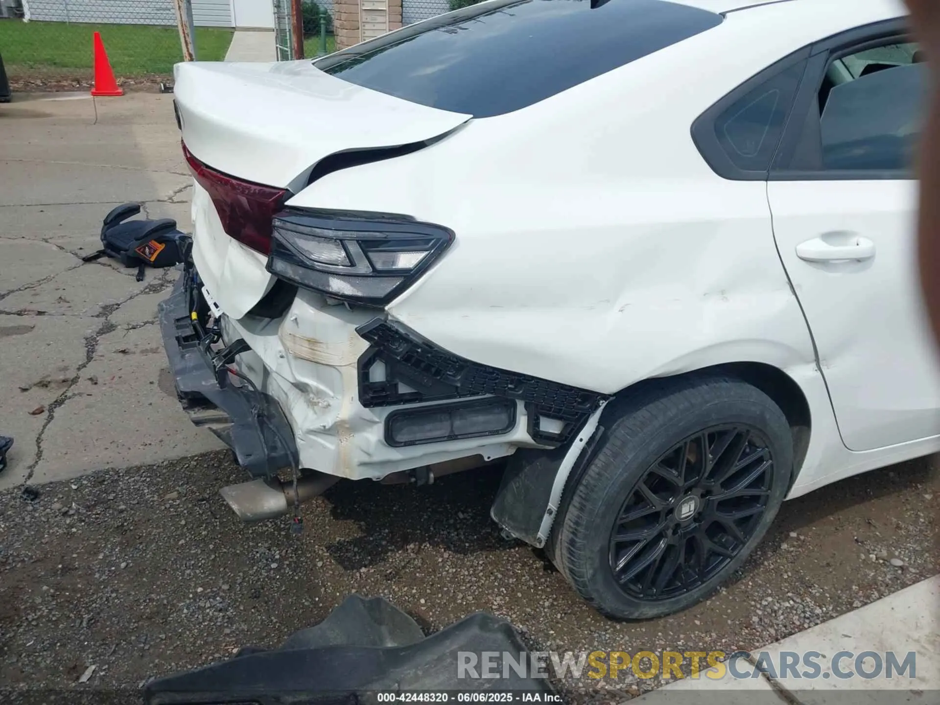 17 Photograph of a damaged car 3KPF24AD4LE260944 KIA FORTE 2020