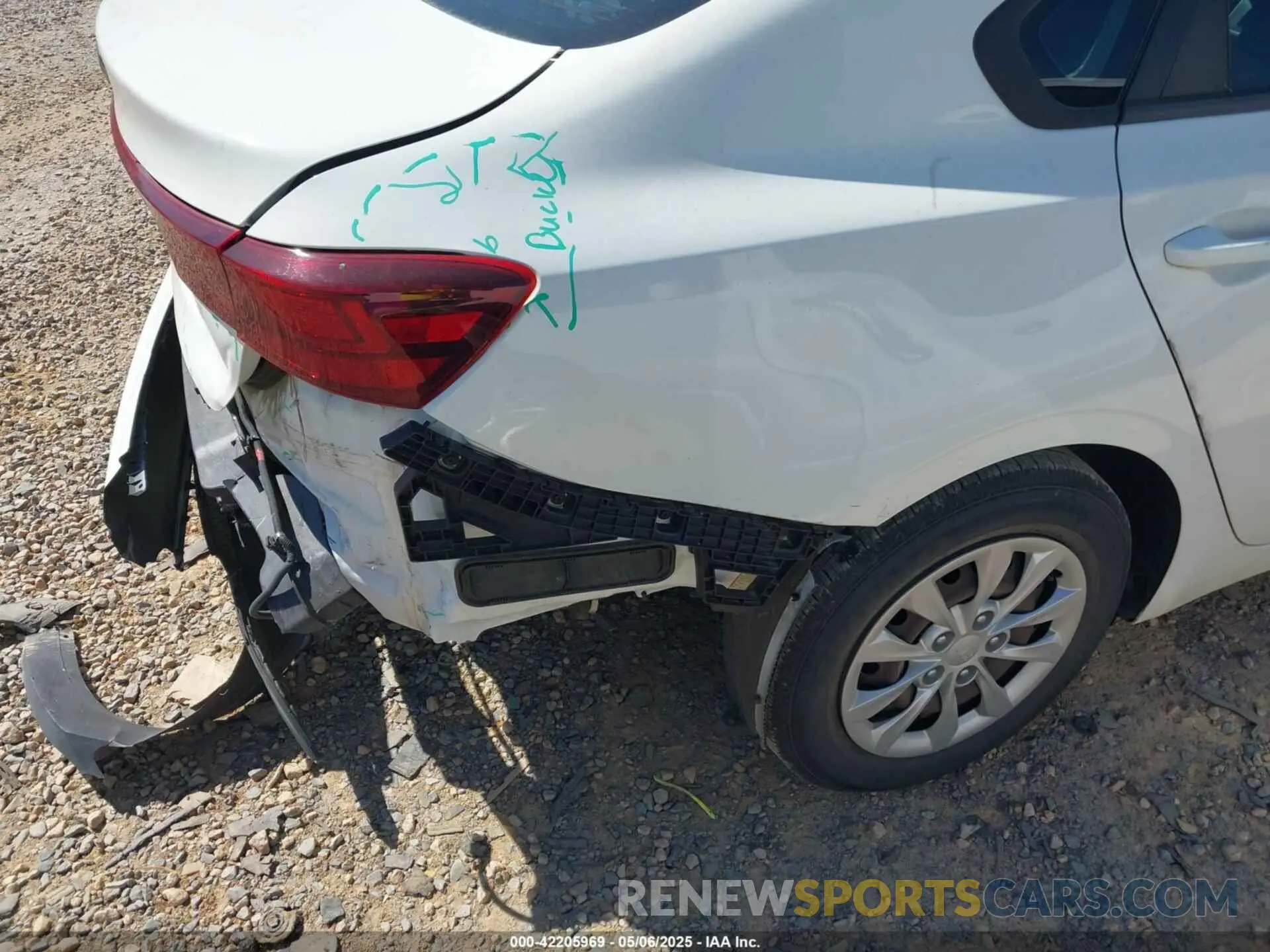17 Photograph of a damaged car 3KPF24AD5LE184392 KIA FORTE 2020