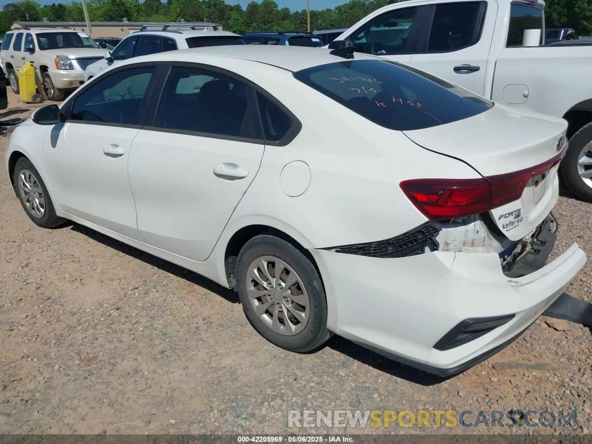 3 Photograph of a damaged car 3KPF24AD5LE184392 KIA FORTE 2020