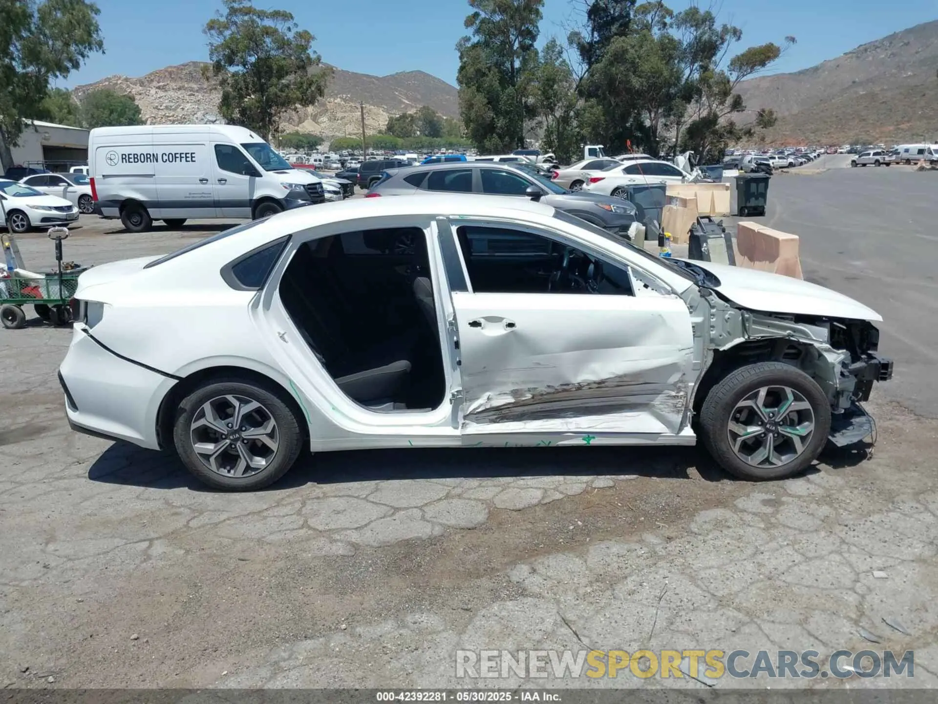 14 Photograph of a damaged car 3KPF24AD5LE239634 KIA FORTE 2020