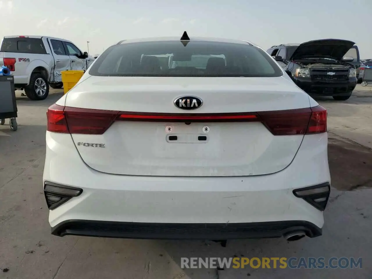 6 Photograph of a damaged car 3KPF24AD7LE174348 KIA FORTE 2020