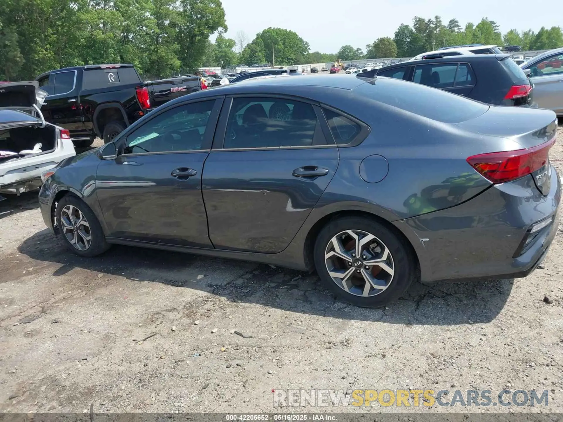 13 Photograph of a damaged car 3KPF24AD7LE242194 KIA FORTE 2020