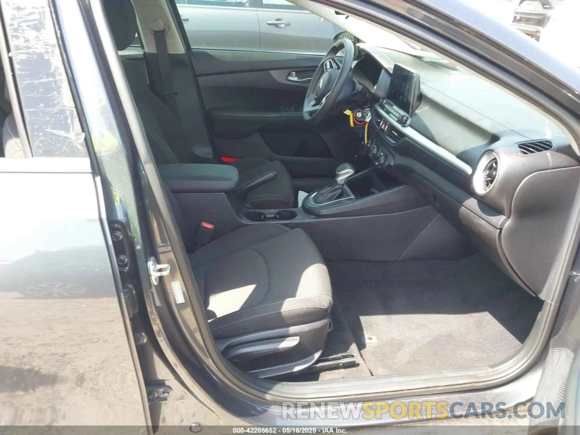 5 Photograph of a damaged car 3KPF24AD7LE242194 KIA FORTE 2020