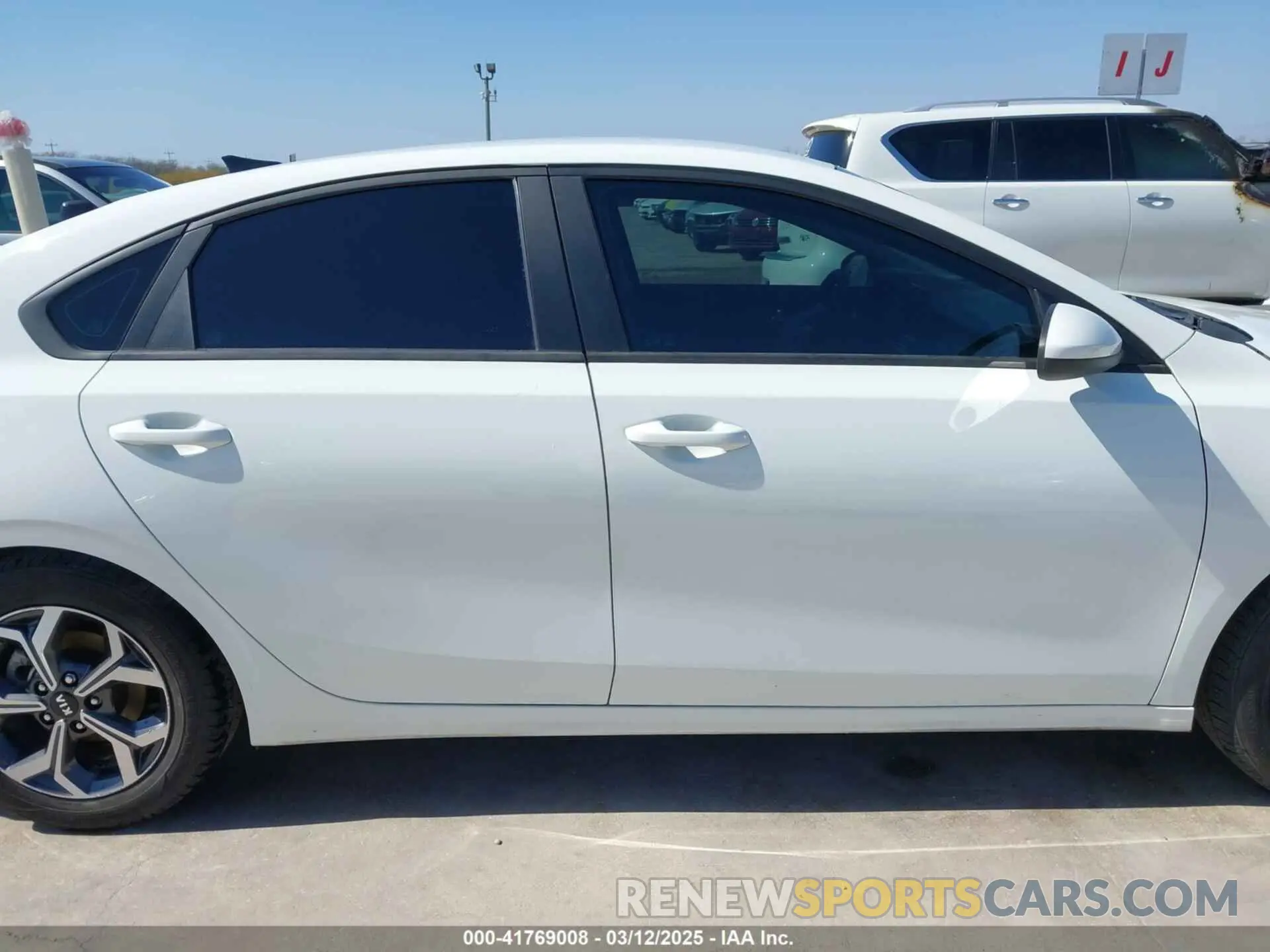 14 Photograph of a damaged car 3KPF24AD8LE151323 KIA FORTE 2020
