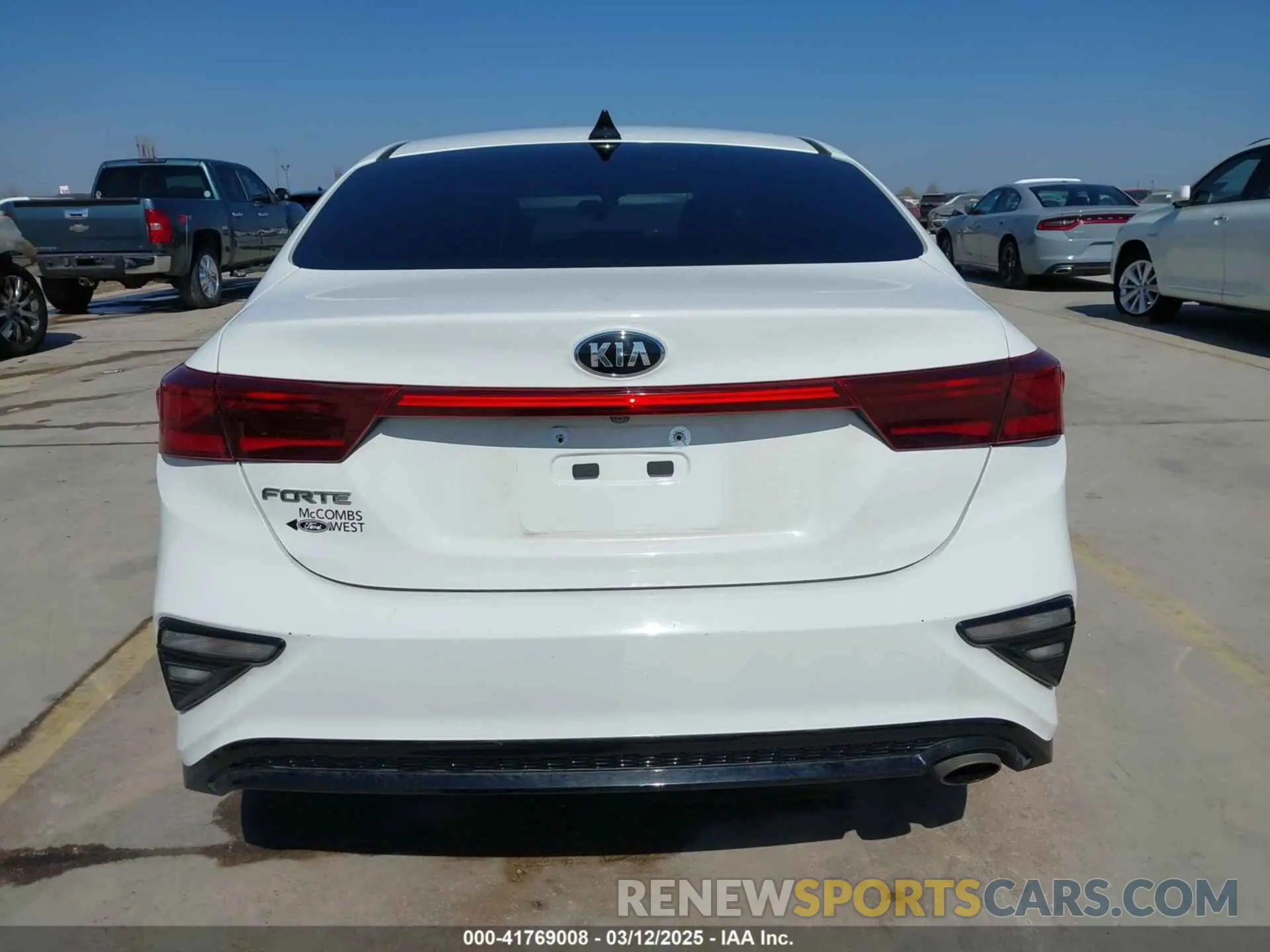 17 Photograph of a damaged car 3KPF24AD8LE151323 KIA FORTE 2020