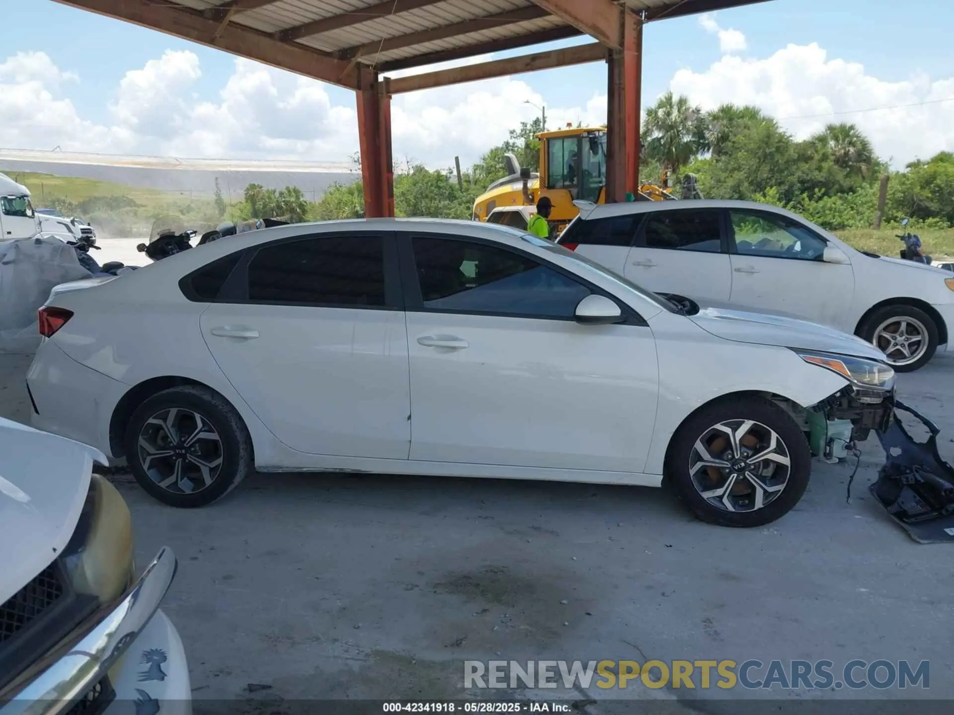 14 Photograph of a damaged car 3KPF24AD8LE186587 KIA FORTE 2020