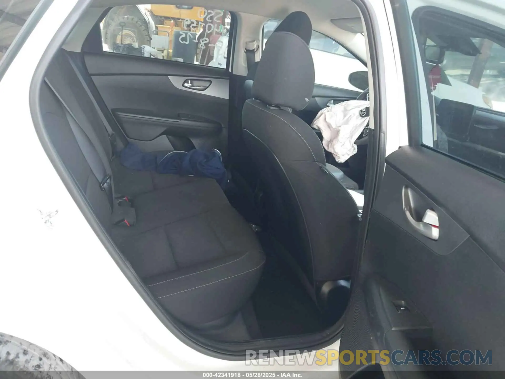 8 Photograph of a damaged car 3KPF24AD8LE186587 KIA FORTE 2020