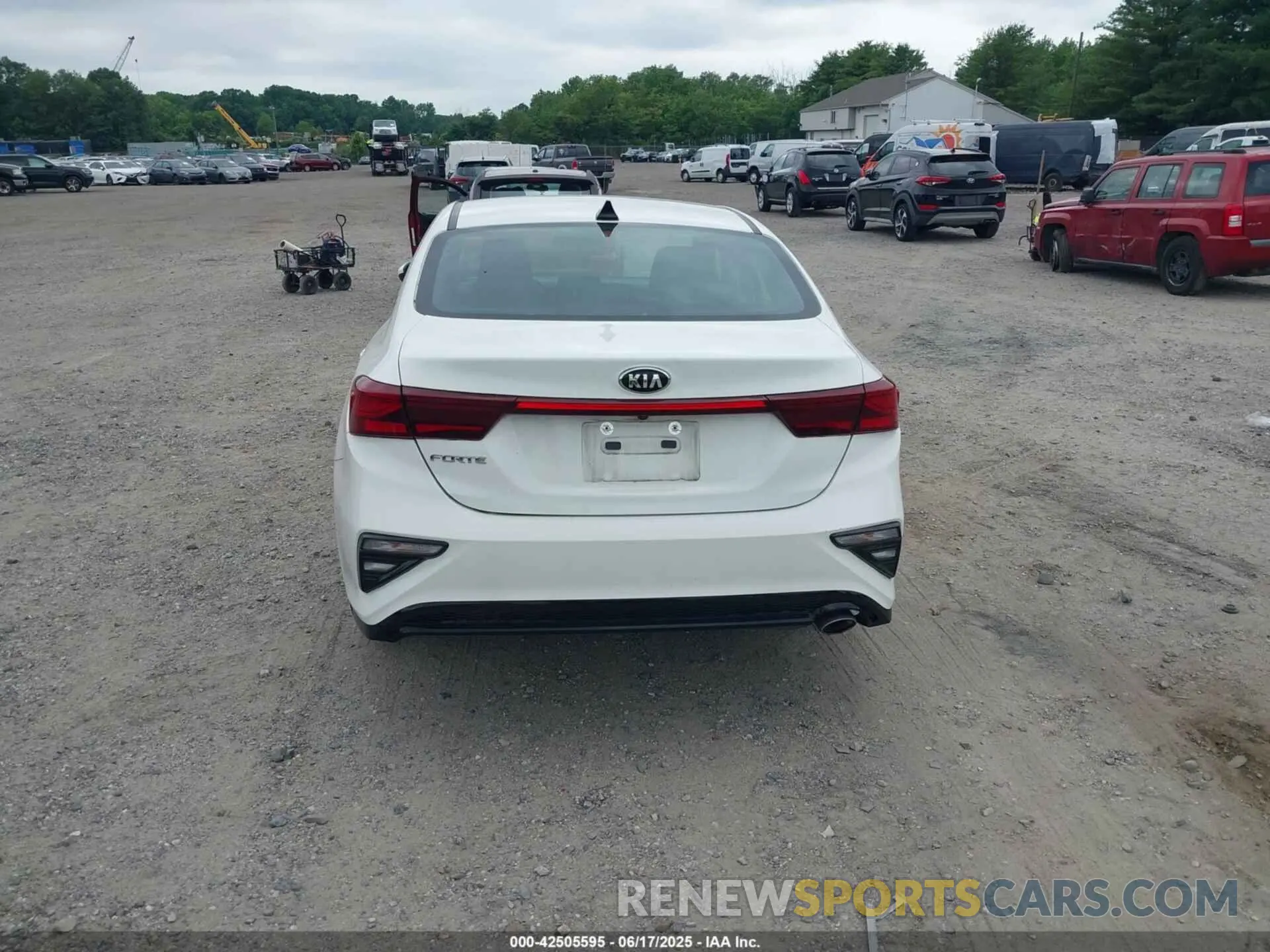 17 Photograph of a damaged car 3KPF24AD8LE220642 KIA FORTE 2020