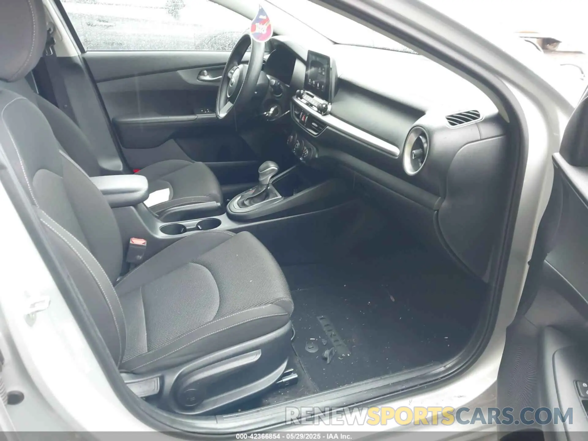 5 Photograph of a damaged car 3KPF24AD8LE234654 KIA FORTE 2020