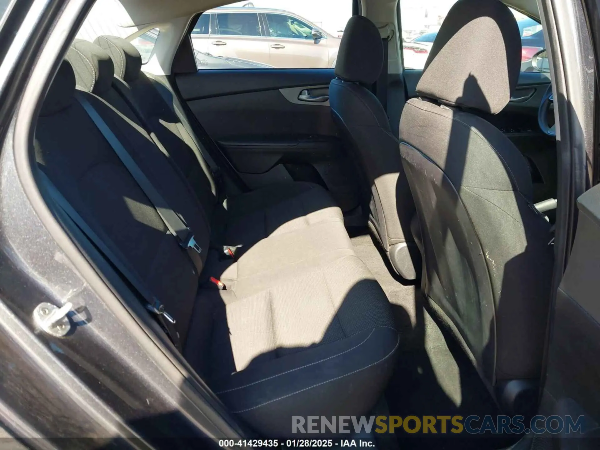 8 Photograph of a damaged car 3KPF24AD9LE142503 KIA FORTE 2020