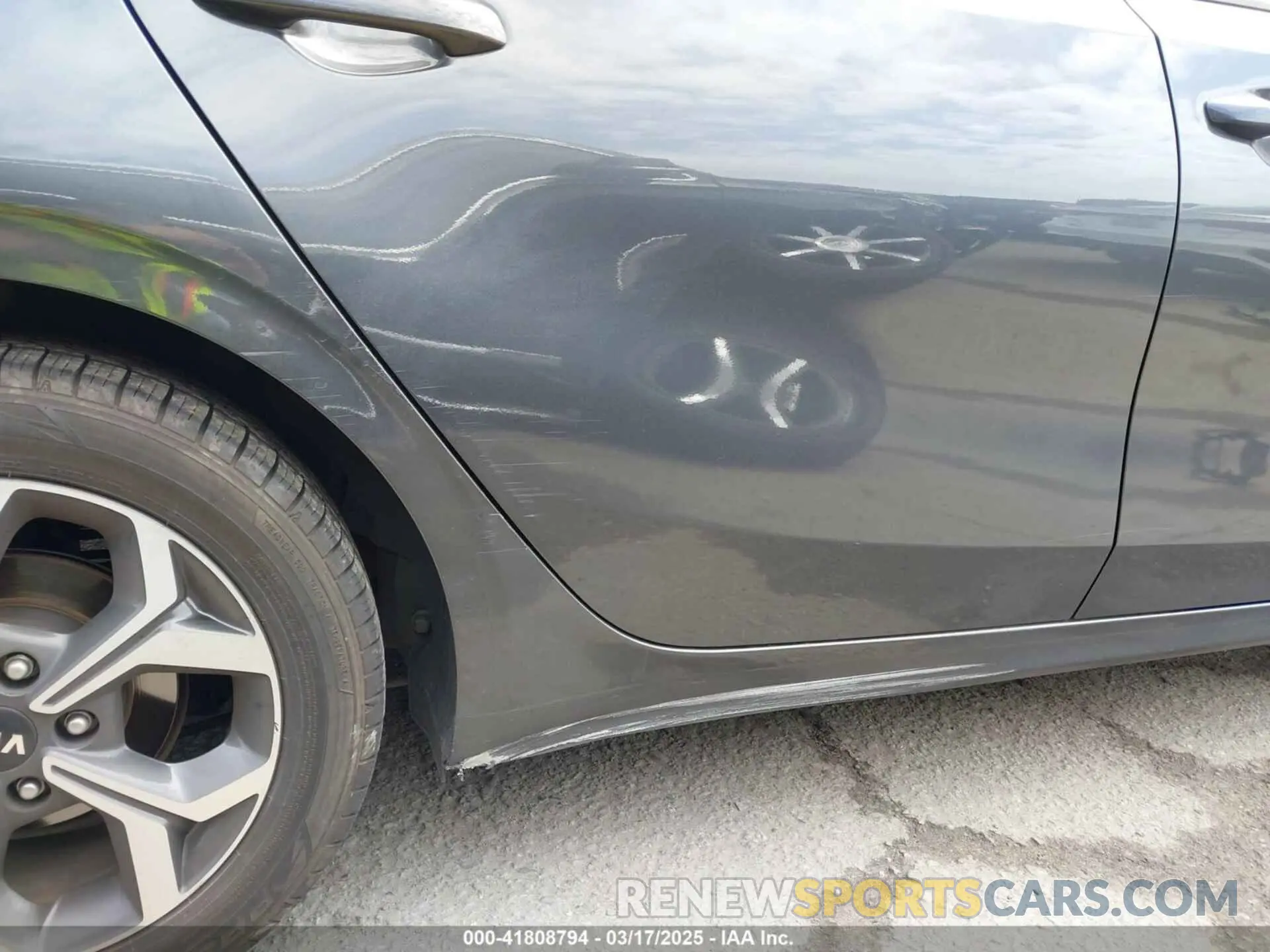 17 Photograph of a damaged car 3KPF24AD9LE165263 KIA FORTE 2020