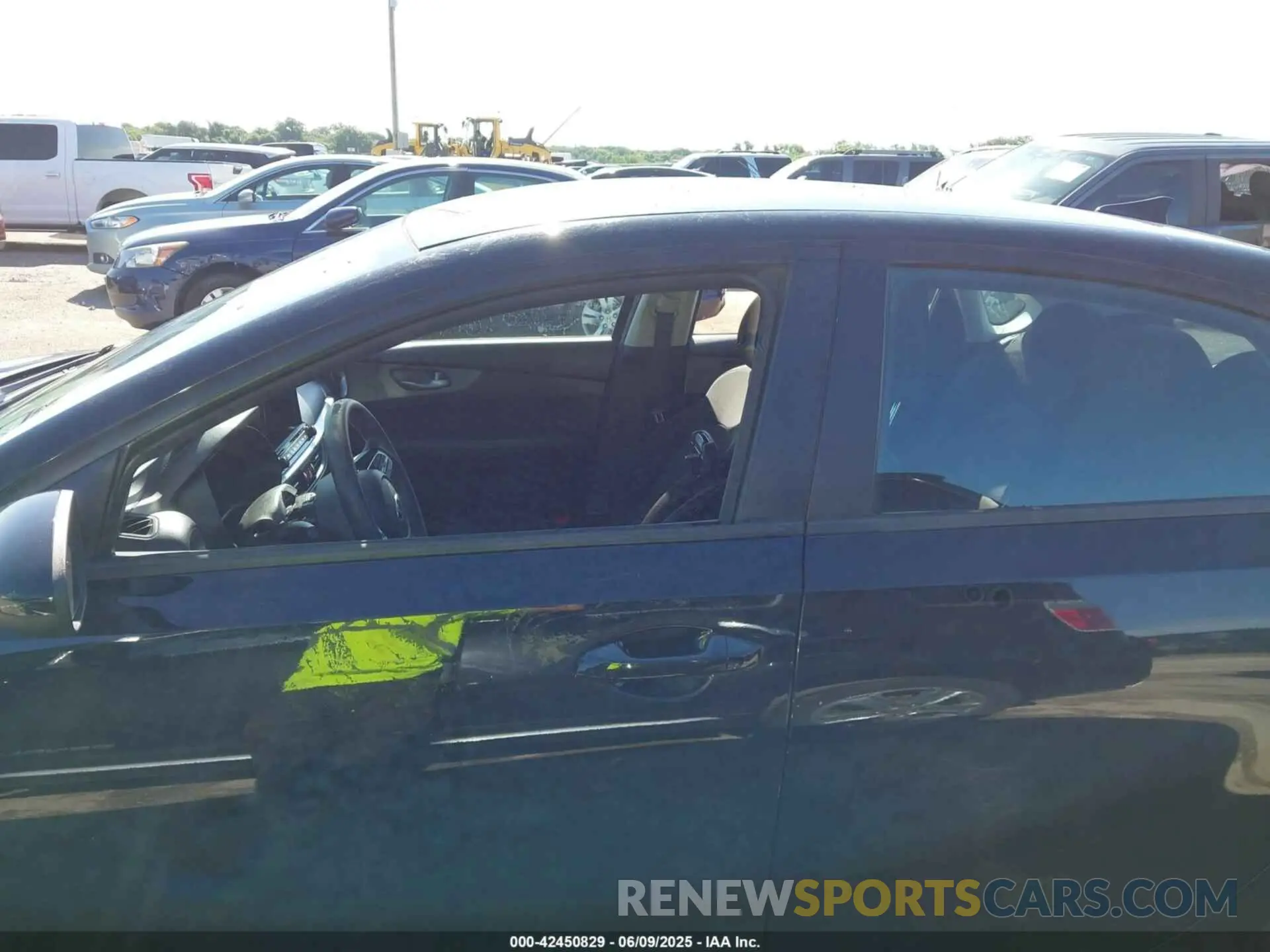 13 Photograph of a damaged car 3KPF24ADXLE158984 KIA FORTE 2020