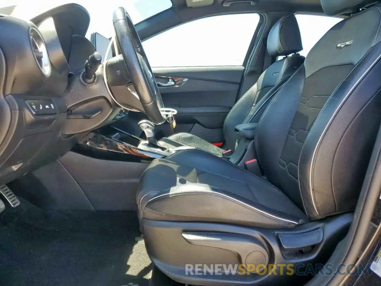 7 Photograph of a damaged car 3KPF34AD2LE249812 KIA FORTE 2020