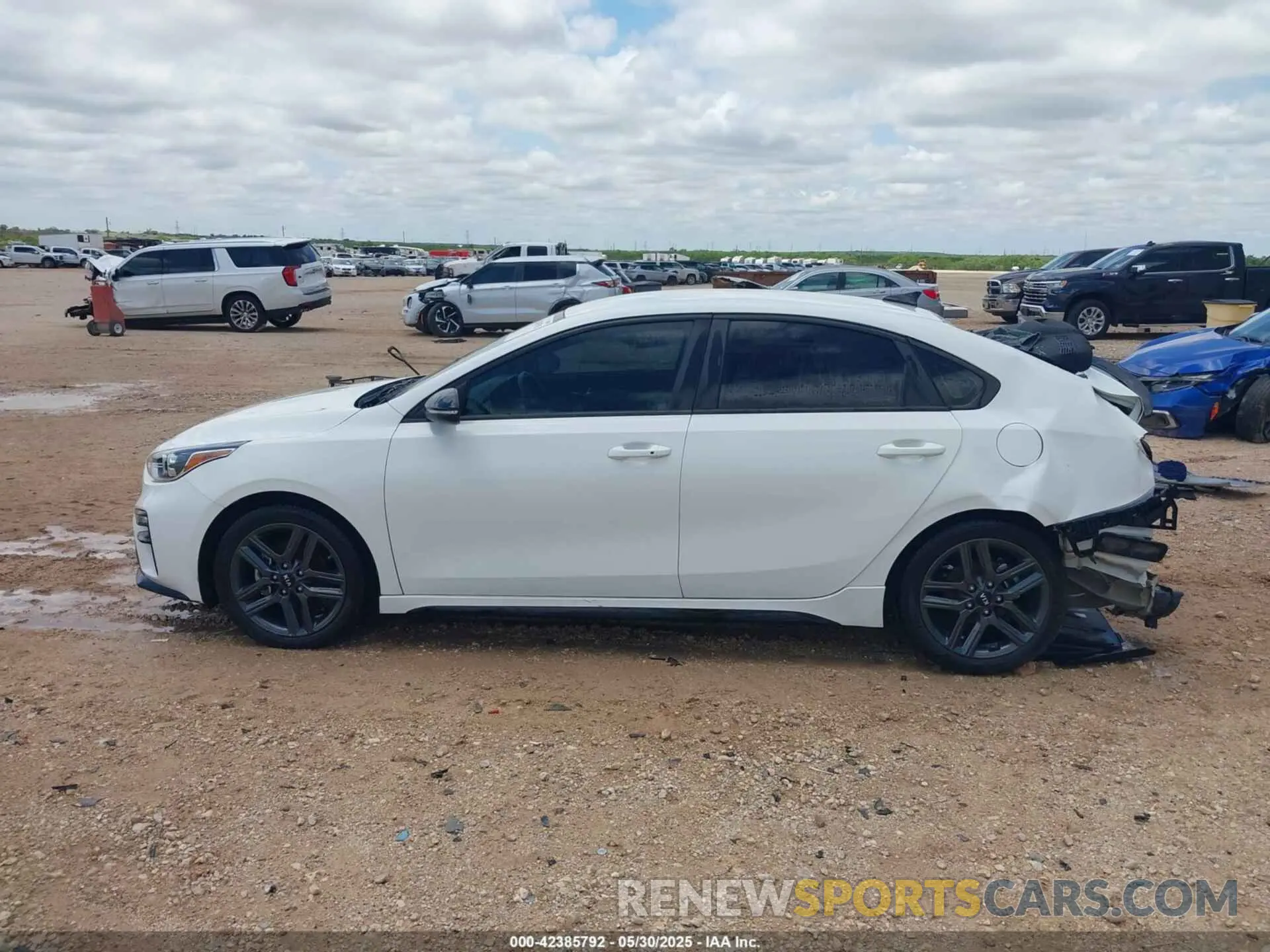 14 Photograph of a damaged car 3KPF34AD4LE171095 KIA FORTE 2020