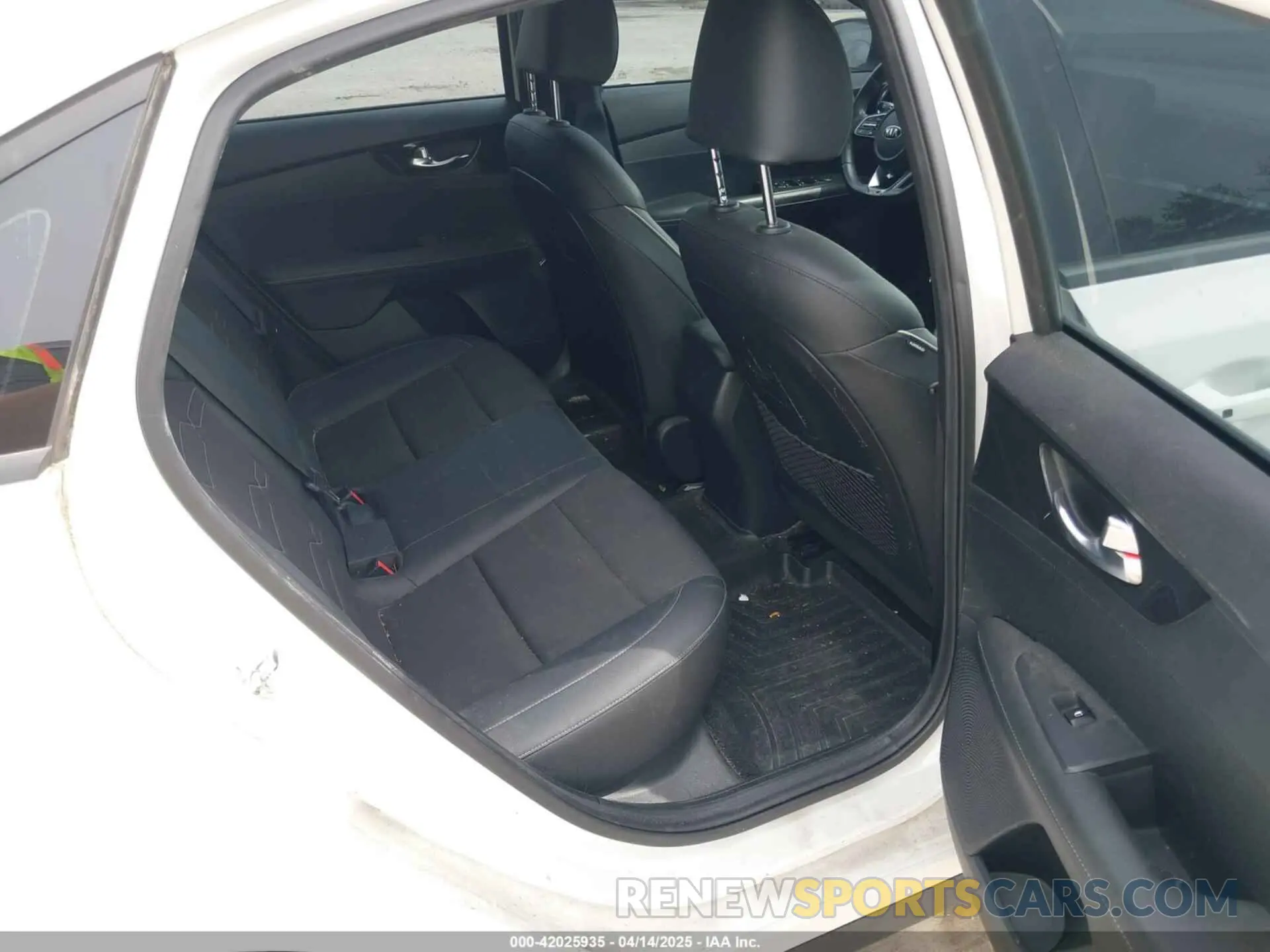 8 Photograph of a damaged car 3KPF34ADXLE146055 KIA FORTE 2020