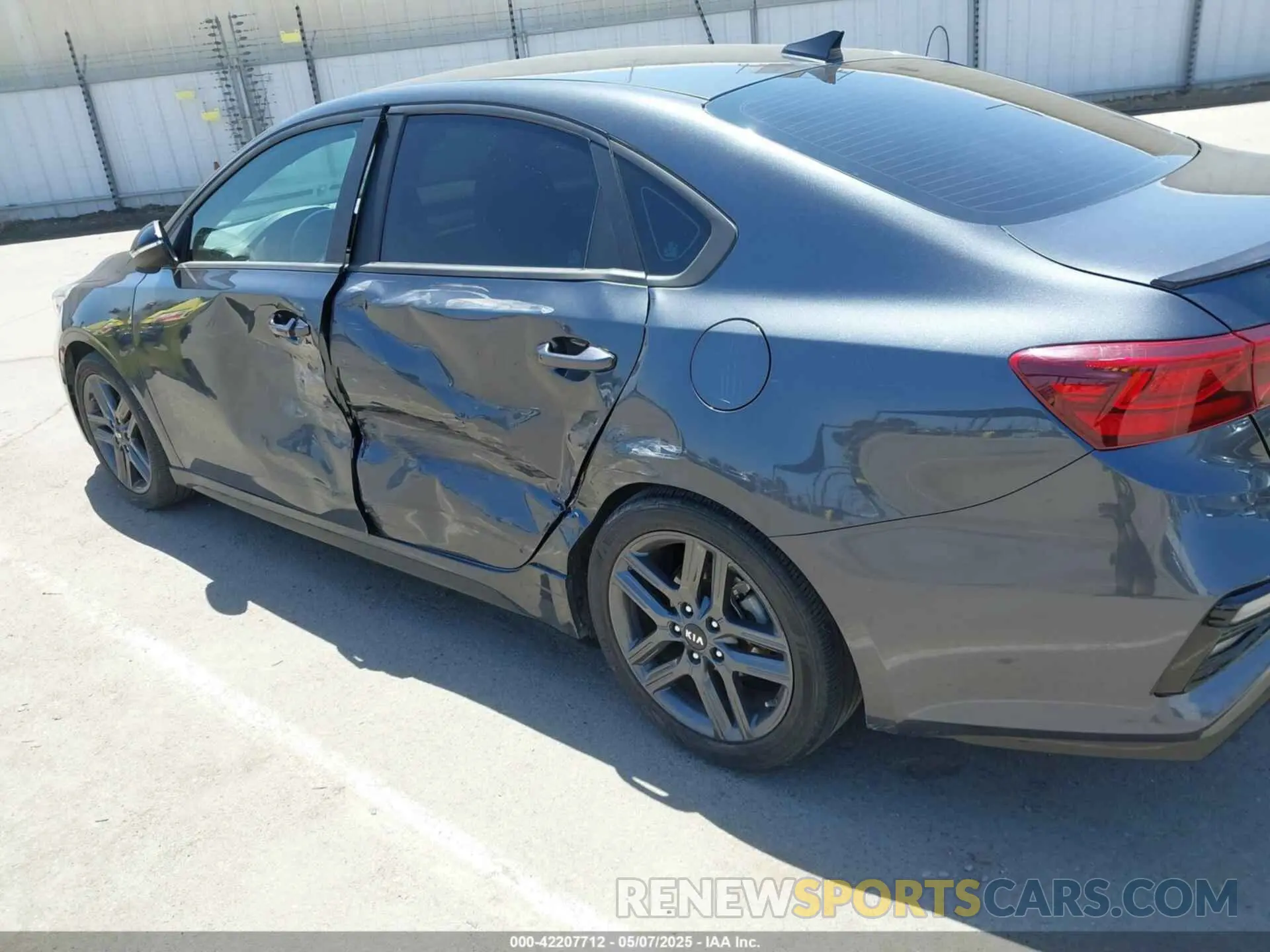 17 Photograph of a damaged car 3KPF34ADXLE252117 KIA FORTE 2020