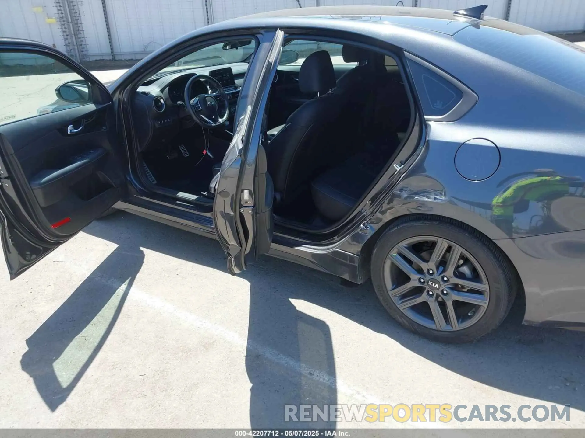 18 Photograph of a damaged car 3KPF34ADXLE252117 KIA FORTE 2020