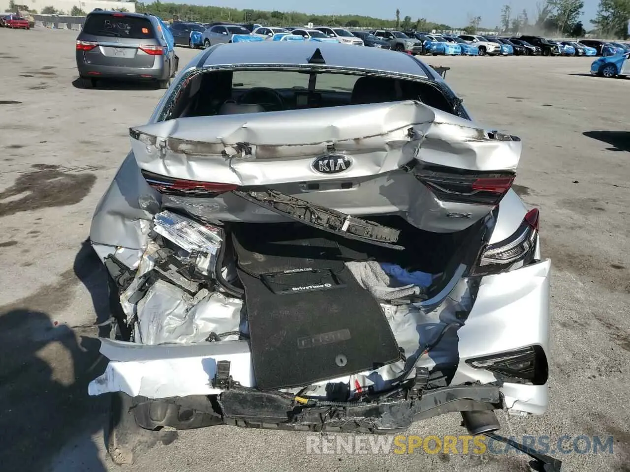 6 Photograph of a damaged car 3KPF54AD1LE208226 KIA FORTE 2020