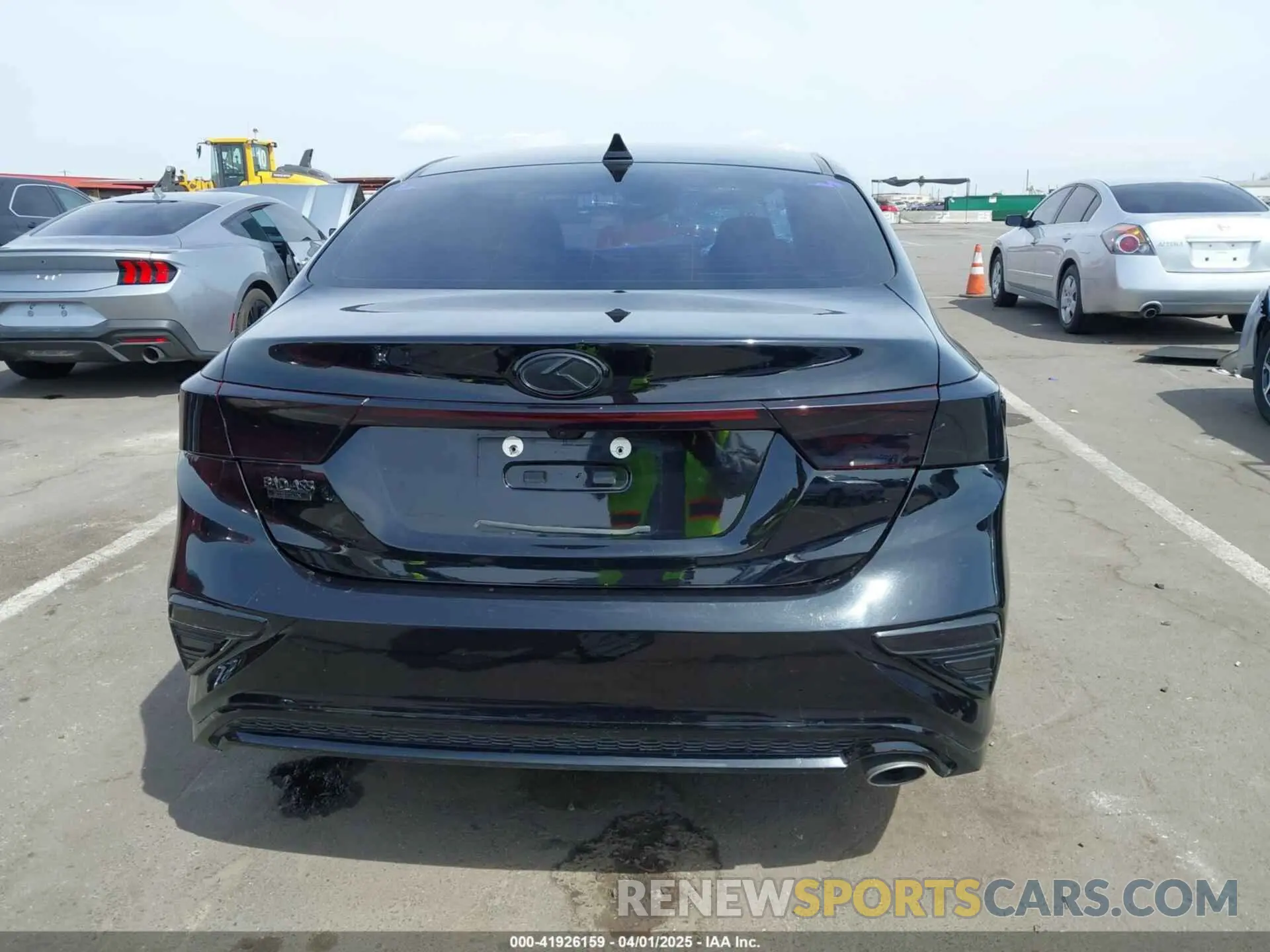 17 Photograph of a damaged car 3KPF54AD3LE190568 KIA FORTE 2020