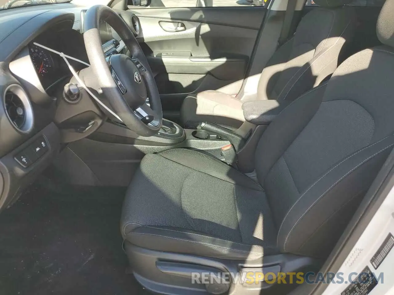 7 Photograph of a damaged car 3KPF54AD4LE253662 KIA FORTE 2020