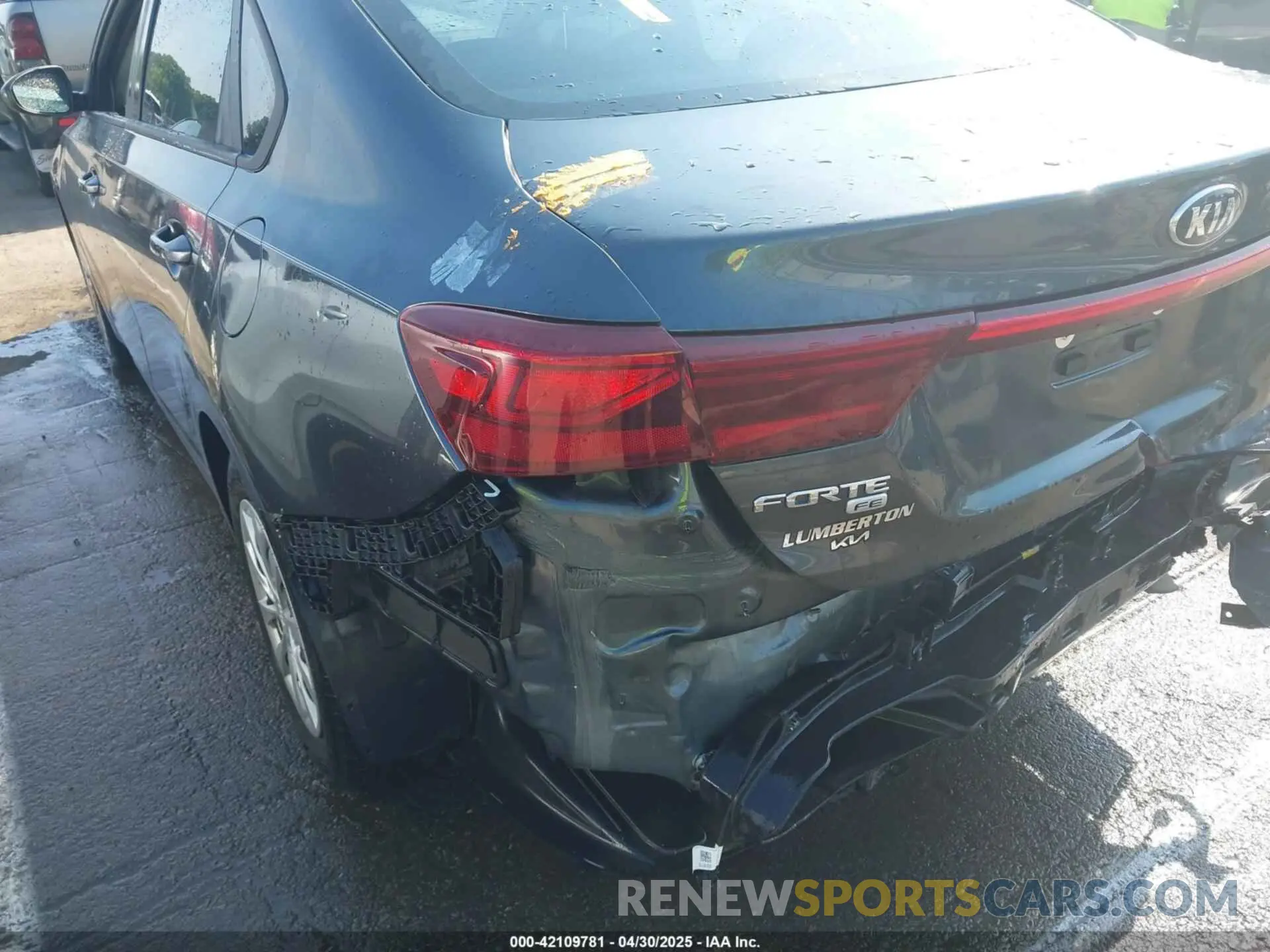 17 Photograph of a damaged car 3KPF24AD0ME322311 KIA FORTE 2021