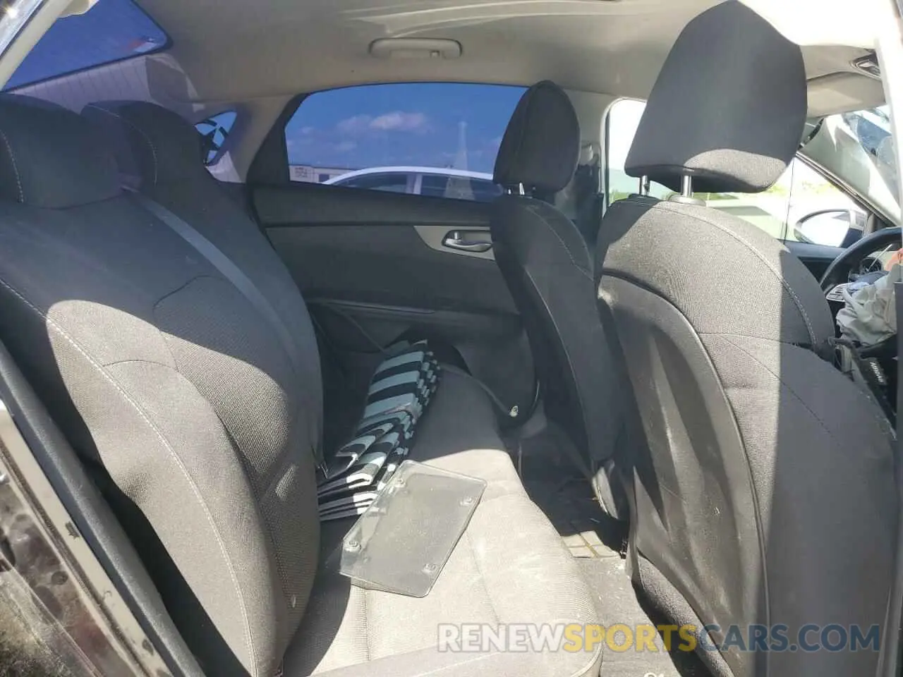 10 Photograph of a damaged car 3KPF24AD2ME264265 KIA FORTE 2021