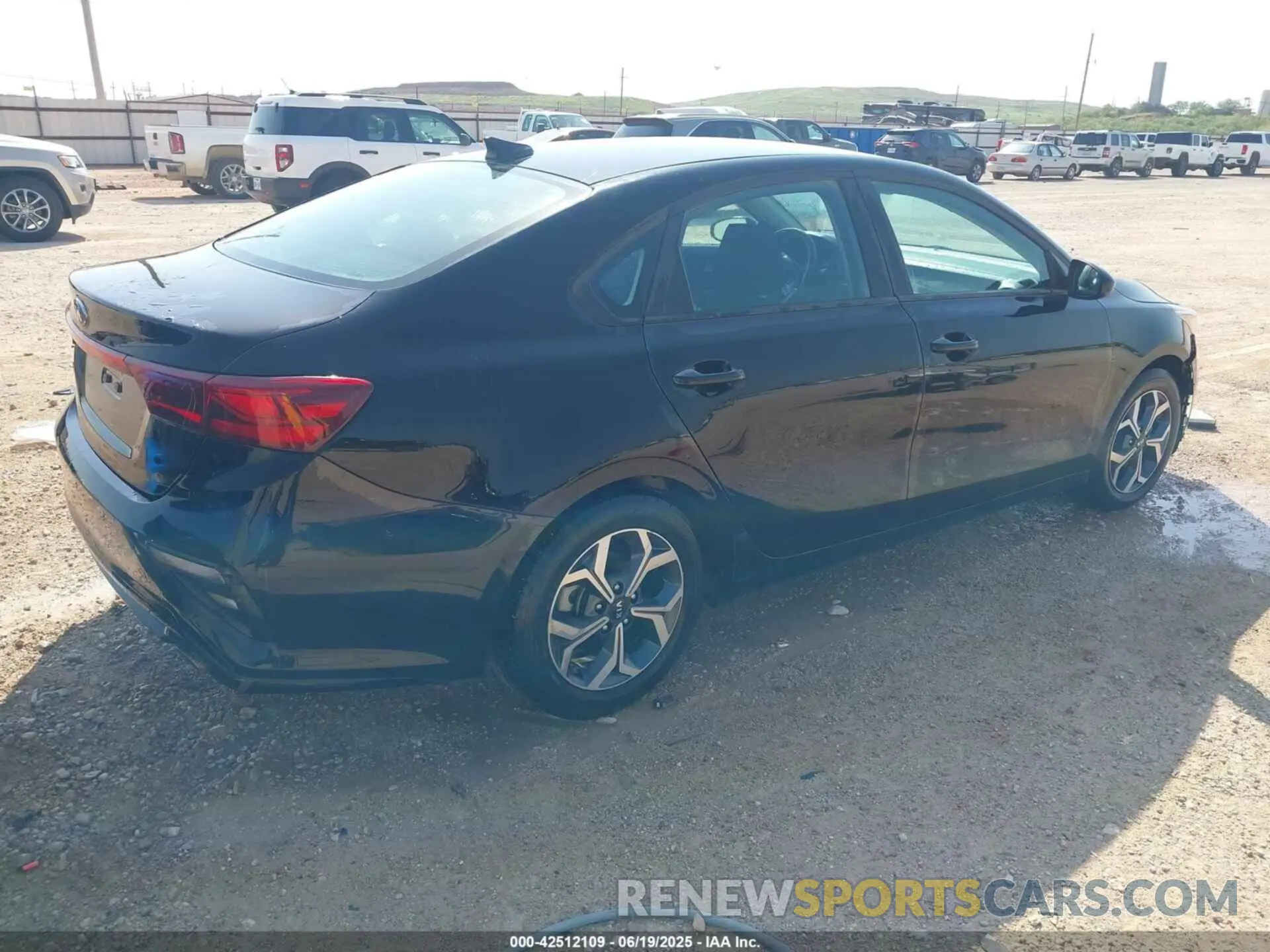 4 Photograph of a damaged car 3KPF24AD2ME376029 KIA FORTE 2021