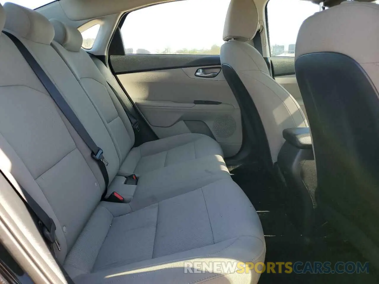 10 Photograph of a damaged car 3KPF24AD2ME382929 KIA FORTE 2021