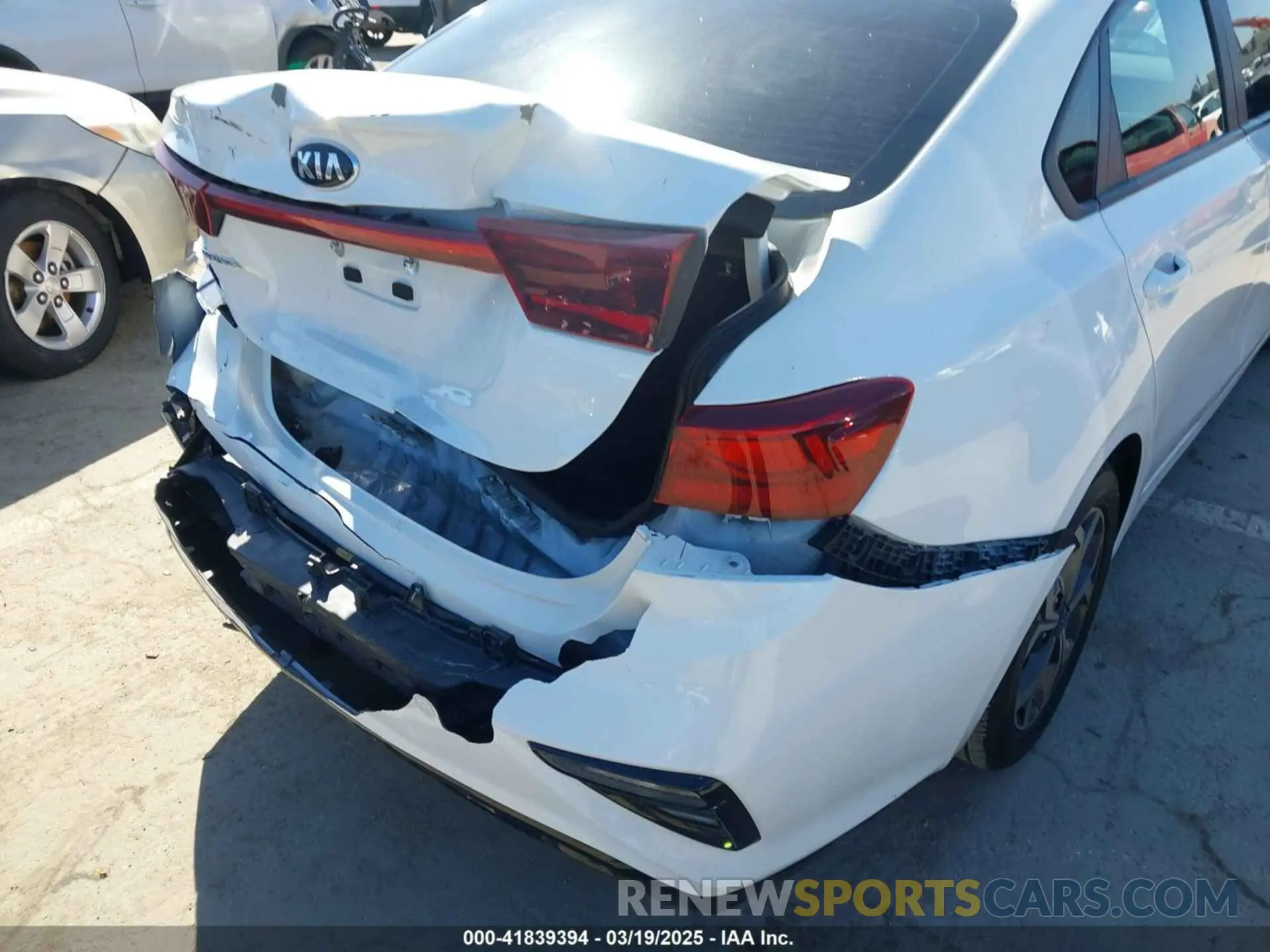 17 Photograph of a damaged car 3KPF24AD3ME283990 KIA FORTE 2021