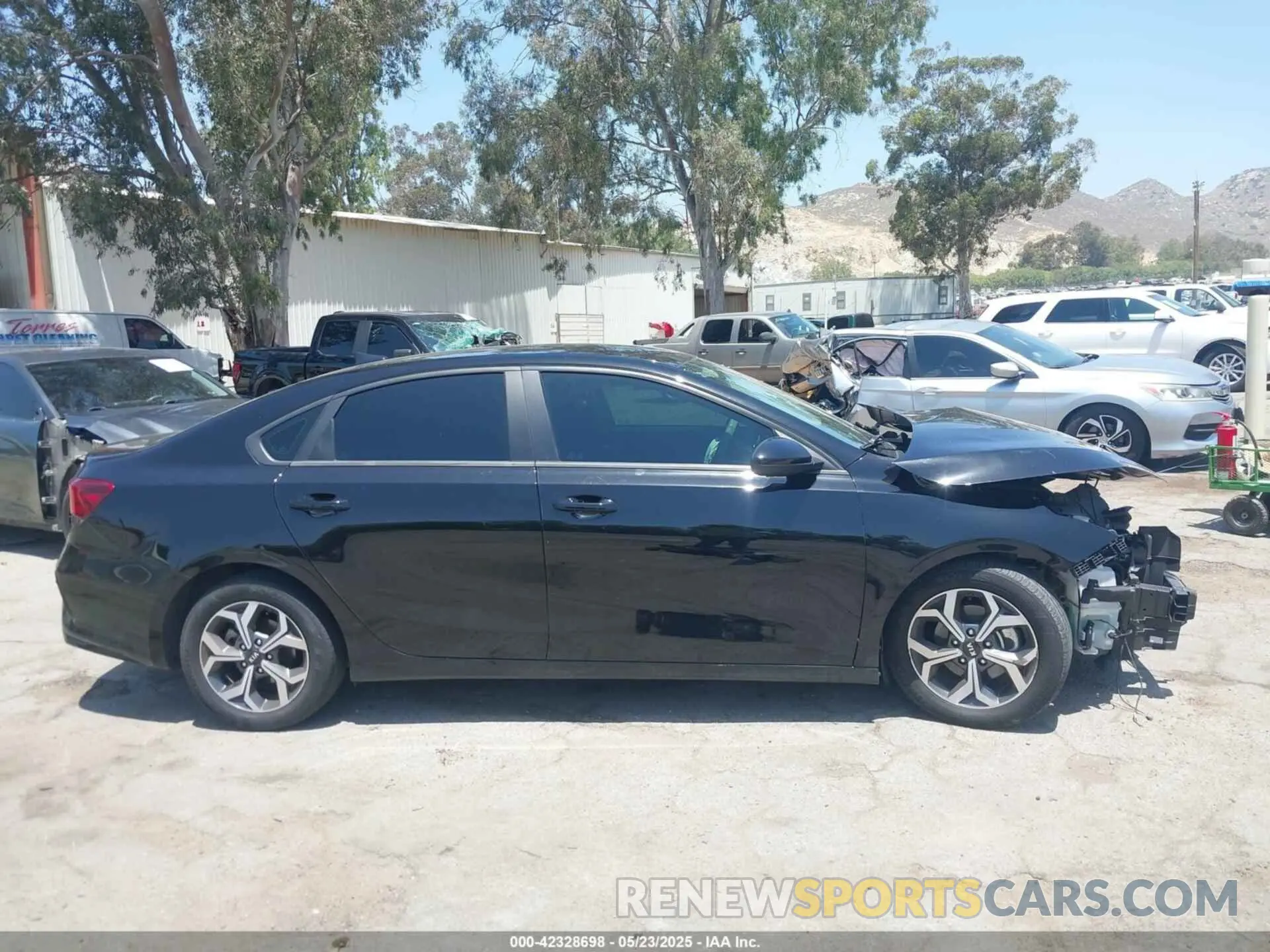 14 Photograph of a damaged car 3KPF24AD5ME407015 KIA FORTE 2021