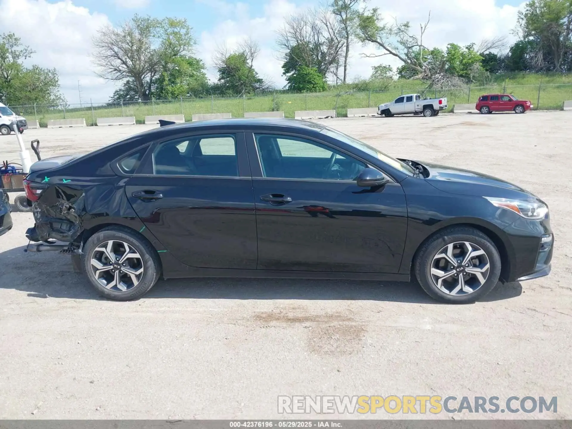 14 Photograph of a damaged car 3KPF24AD6ME287337 KIA FORTE 2021