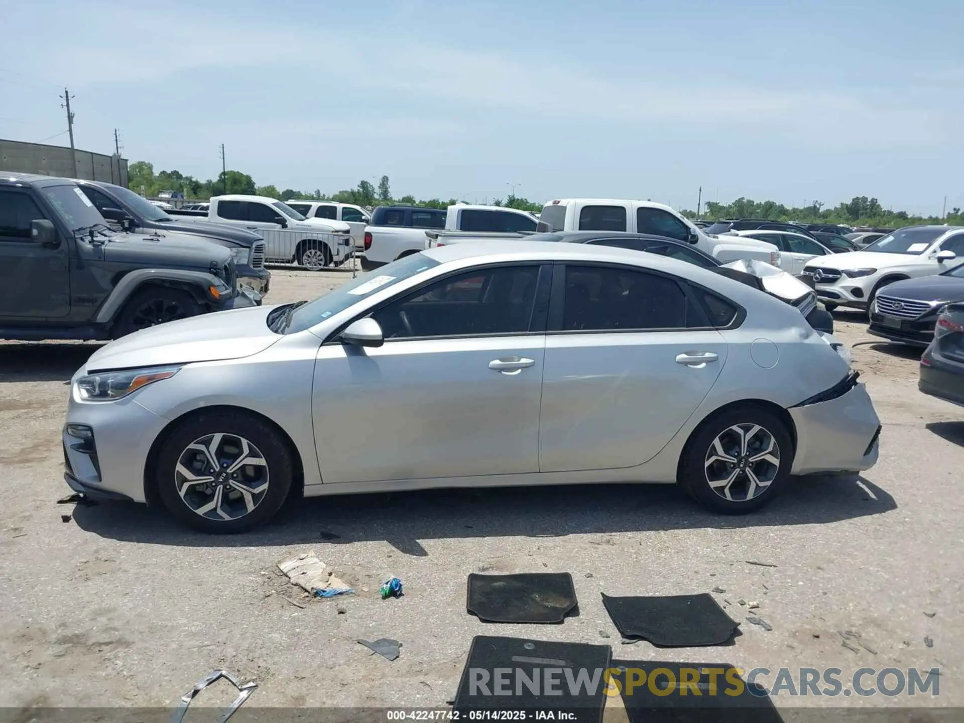 14 Photograph of a damaged car 3KPF24AD6ME333779 KIA FORTE 2021