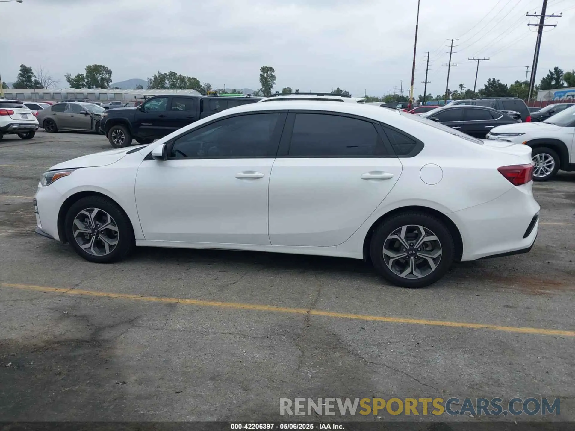 14 Photograph of a damaged car 3KPF24AD7ME305117 KIA FORTE 2021
