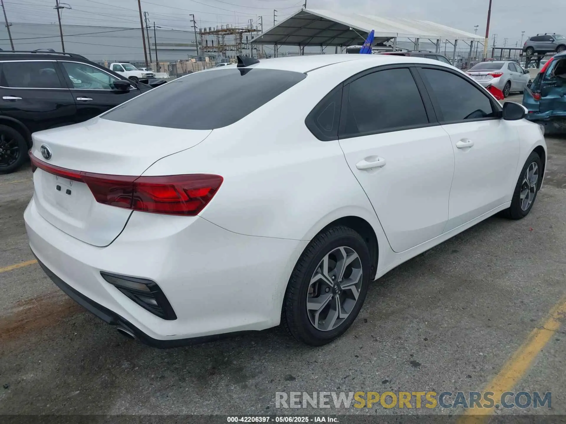 4 Photograph of a damaged car 3KPF24AD7ME305117 KIA FORTE 2021