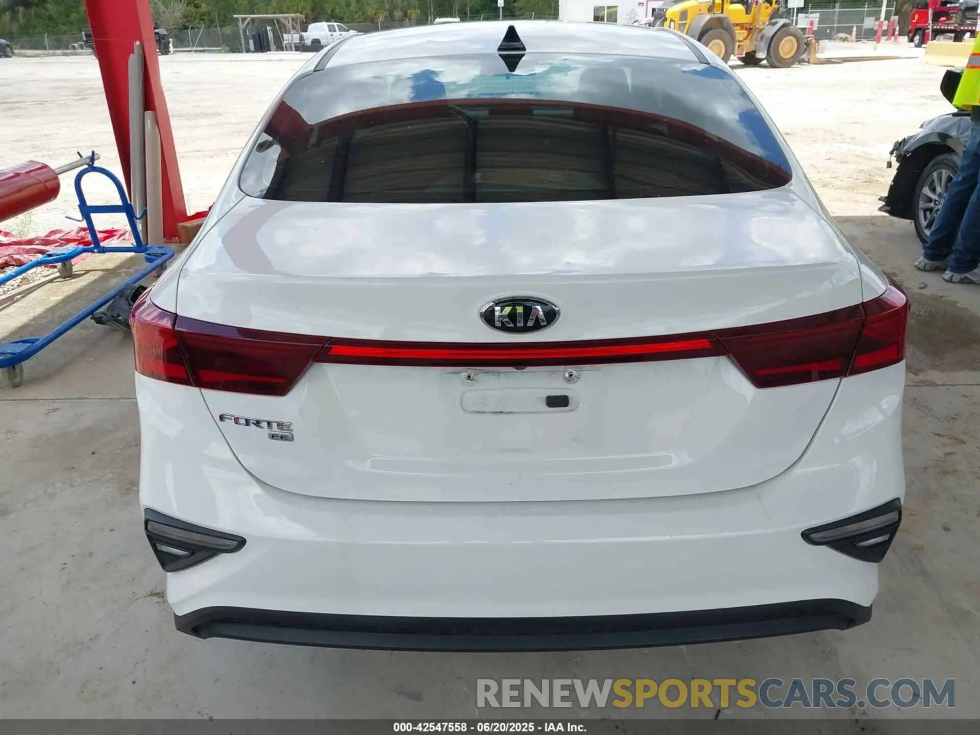 17 Photograph of a damaged car 3KPF24AD8ME338790 KIA FORTE 2021