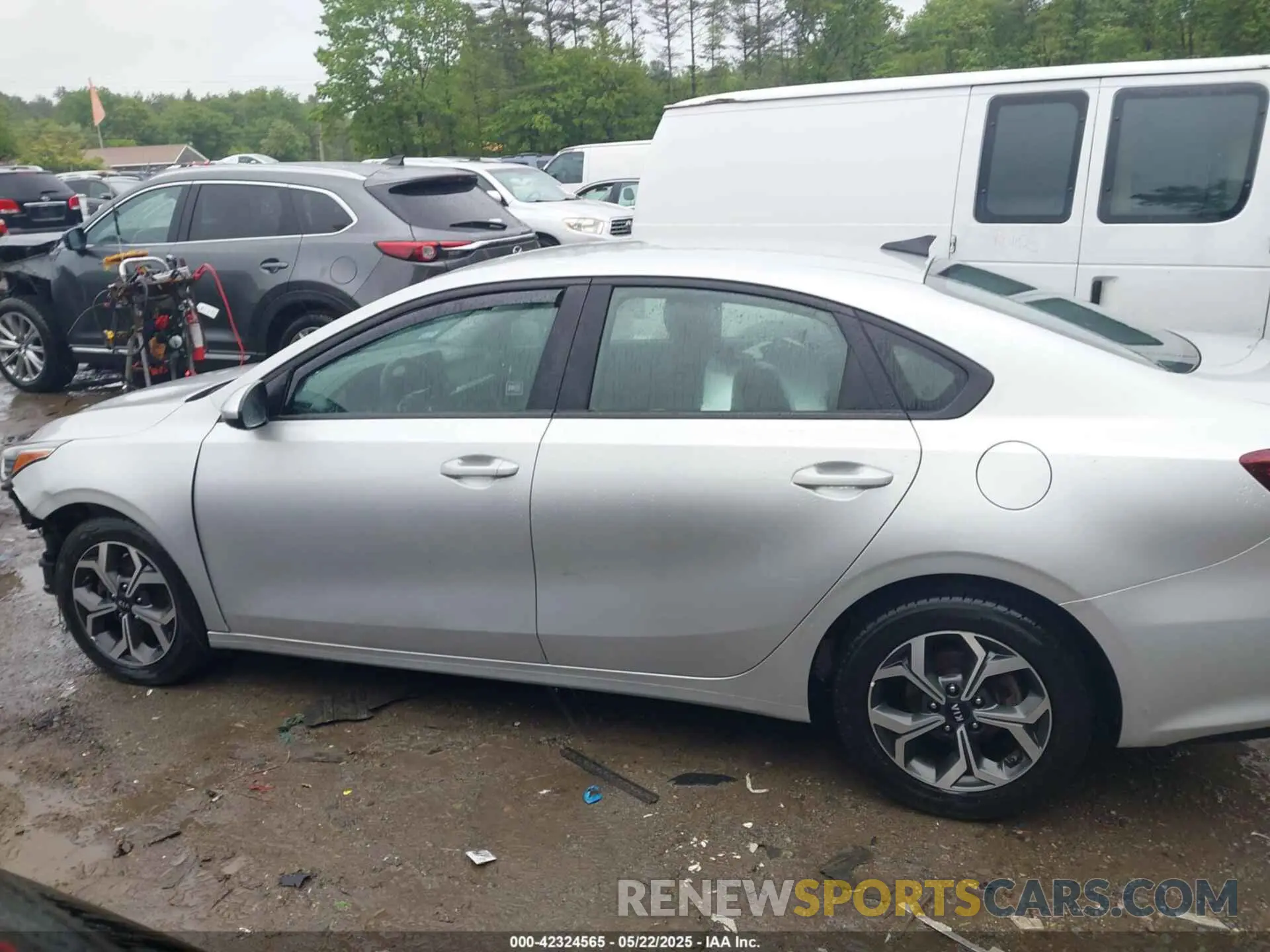 13 Photograph of a damaged car 3KPF24ADXME284229 KIA FORTE 2021
