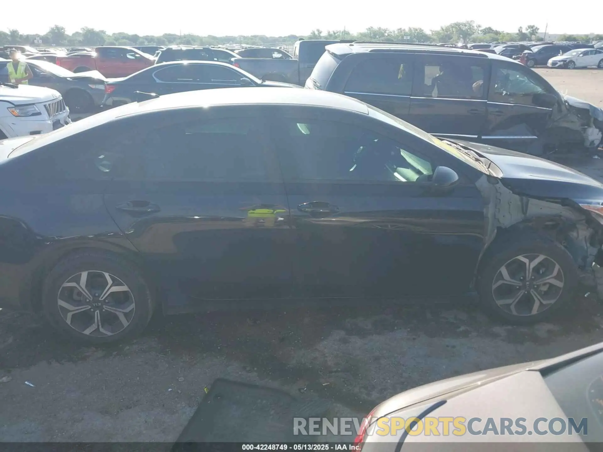14 Photograph of a damaged car 3KPF24ADXME355848 KIA FORTE 2021
