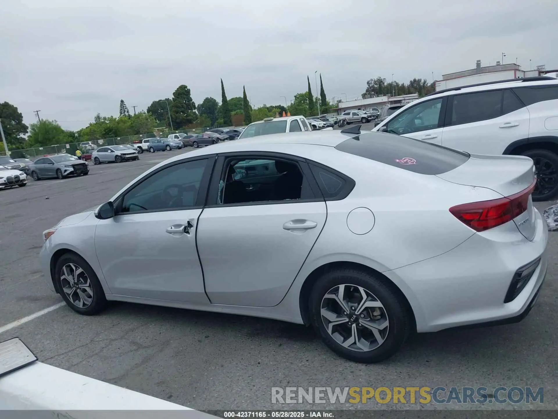 14 Photograph of a damaged car 3KPF24ADXME363867 KIA FORTE 2021