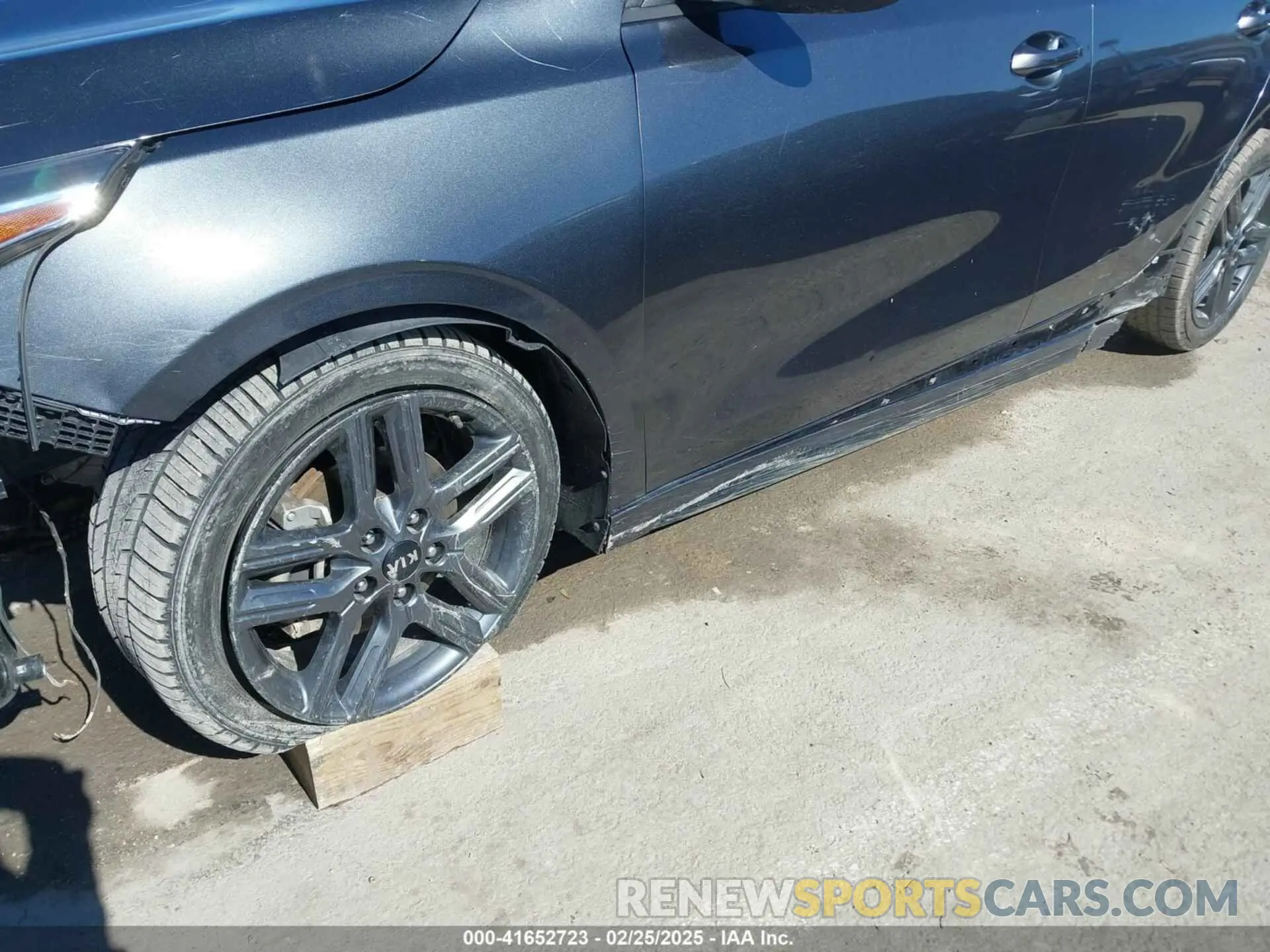 17 Photograph of a damaged car 3KPF34AD7ME415713 KIA FORTE 2021