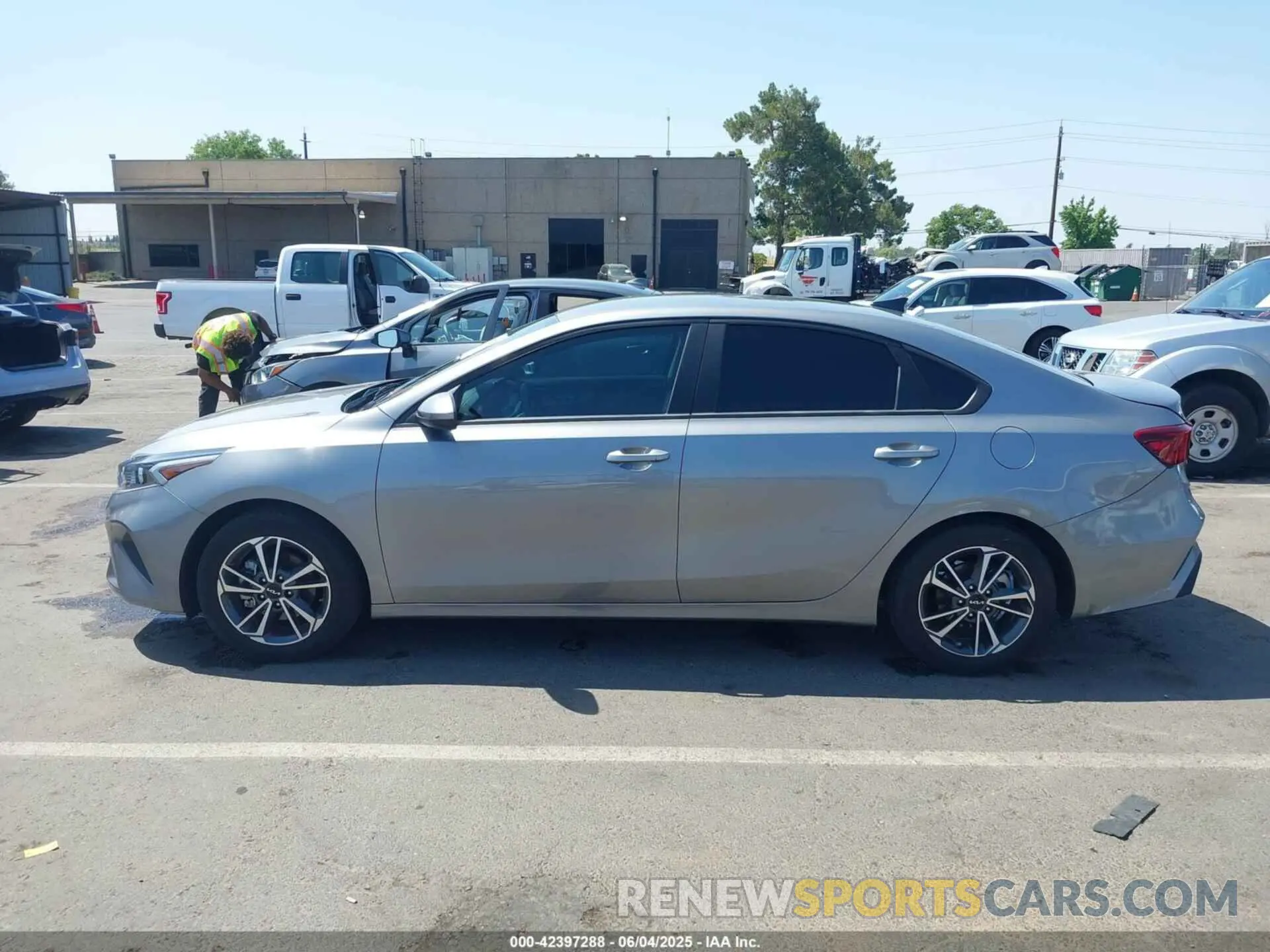 14 Photograph of a damaged car 3KPF24AD0NE461372 KIA FORTE 2022