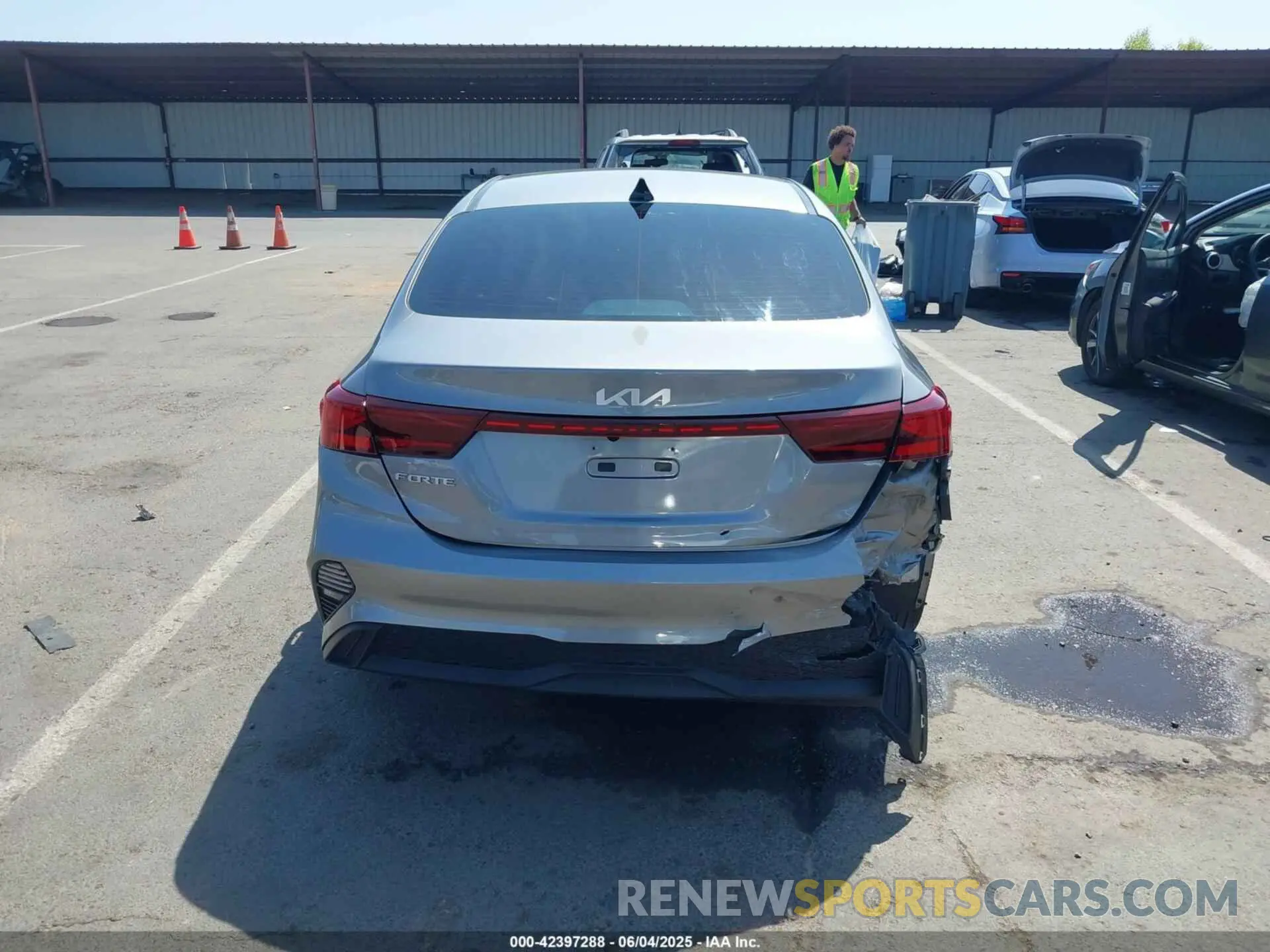 16 Photograph of a damaged car 3KPF24AD0NE461372 KIA FORTE 2022