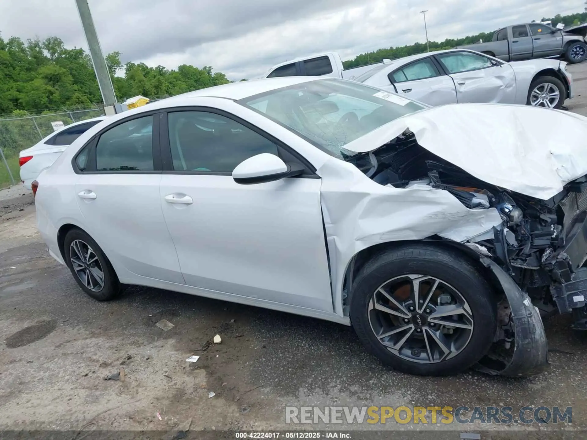 12 Photograph of a damaged car 3KPF24AD1NE418045 KIA FORTE 2022