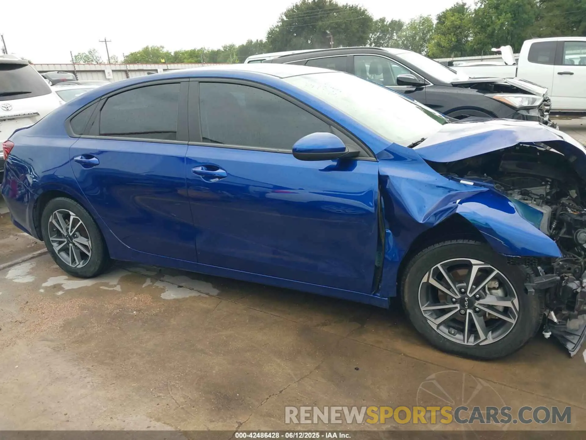 14 Photograph of a damaged car 3KPF24AD6NE455706 KIA FORTE 2022
