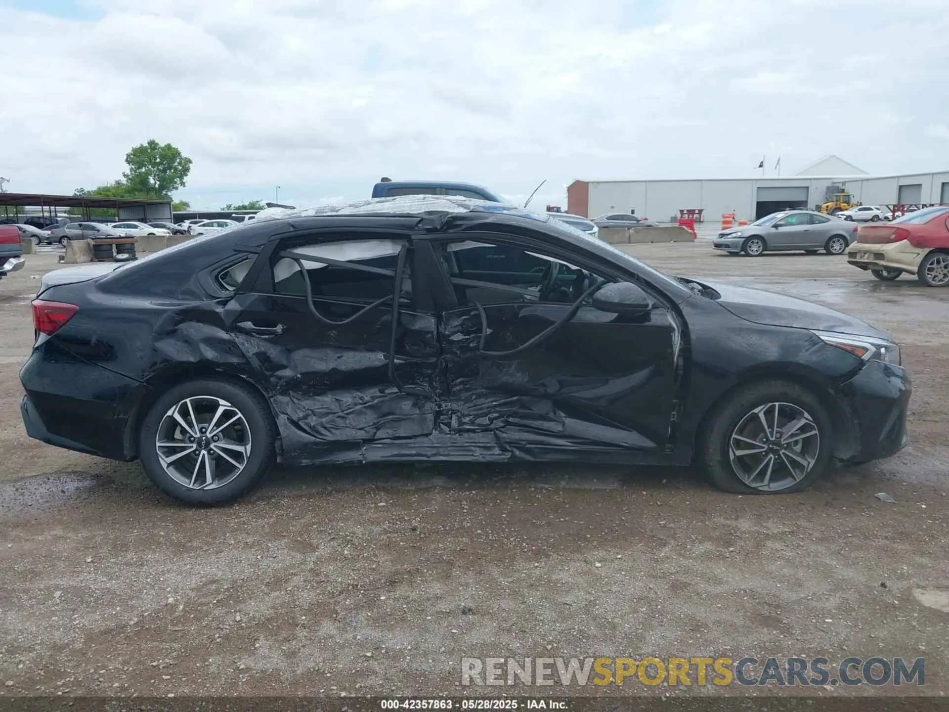 13 Photograph of a damaged car 3KPF24AD6NE467466 KIA FORTE 2022